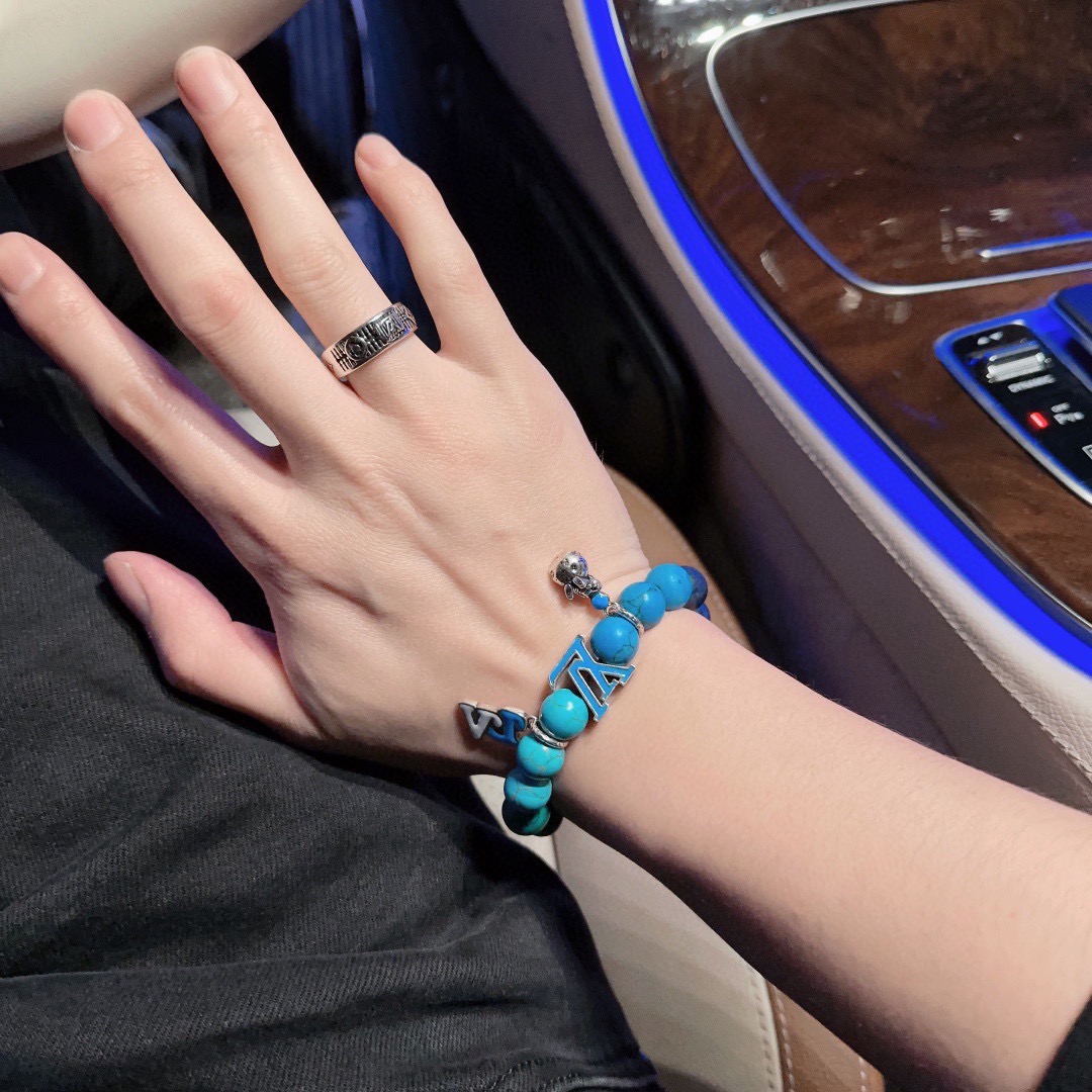 ❤️105包邮/原单代购级别
高品质路易威登LV戒指（实拍）🇷🇼原单货🇷🇼专柜新款开模复古潮流时尚必备 男女均可佩戴 情侣款同款 摇滚朋克泰银风格 复古元素 潮流百搭 官网同款项链最新款档次更高明星经典款系列复古银戒指
码数可调节
细节对版做旧处理 非市面亮面版型 
这款一直在出 LV里面热卖款 非常好搭配潮流衣服👔🥿