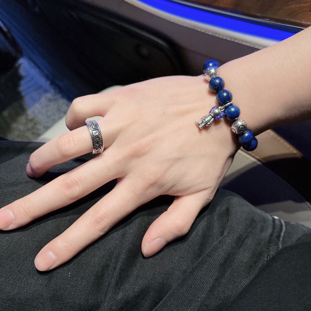 ❤️105包邮/原单代购级别
高品质路易威登LV戒指（实拍）🇷🇼原单货🇷🇼专柜新款开模复古潮流时尚必备 男女均可佩戴 情侣款同款 摇滚朋克泰银风格 复古元素 潮流百搭 官网同款项链最新款档次更高明星经典款系列复古银戒指
码数可调节
细节对版做旧处理 非市面亮面版型 
这款一直在出 LV里面热卖款 非常好搭配潮流衣服👔🥿