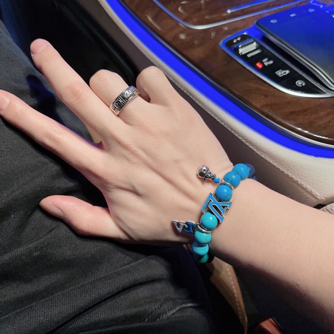 ❤️105包邮/原单代购级别
高品质路易威登LV戒指（实拍）🇷🇼原单货🇷🇼专柜新款开模复古潮流时尚必备 男女均可佩戴 情侣款同款 摇滚朋克泰银风格 复古元素 潮流百搭 官网同款项链最新款档次更高明星经典款系列复古银戒指
码数可调节
细节对版做旧处理 非市面亮面版型 
这款一直在出 LV里面热卖款 非常好搭配潮流衣服👔🥿