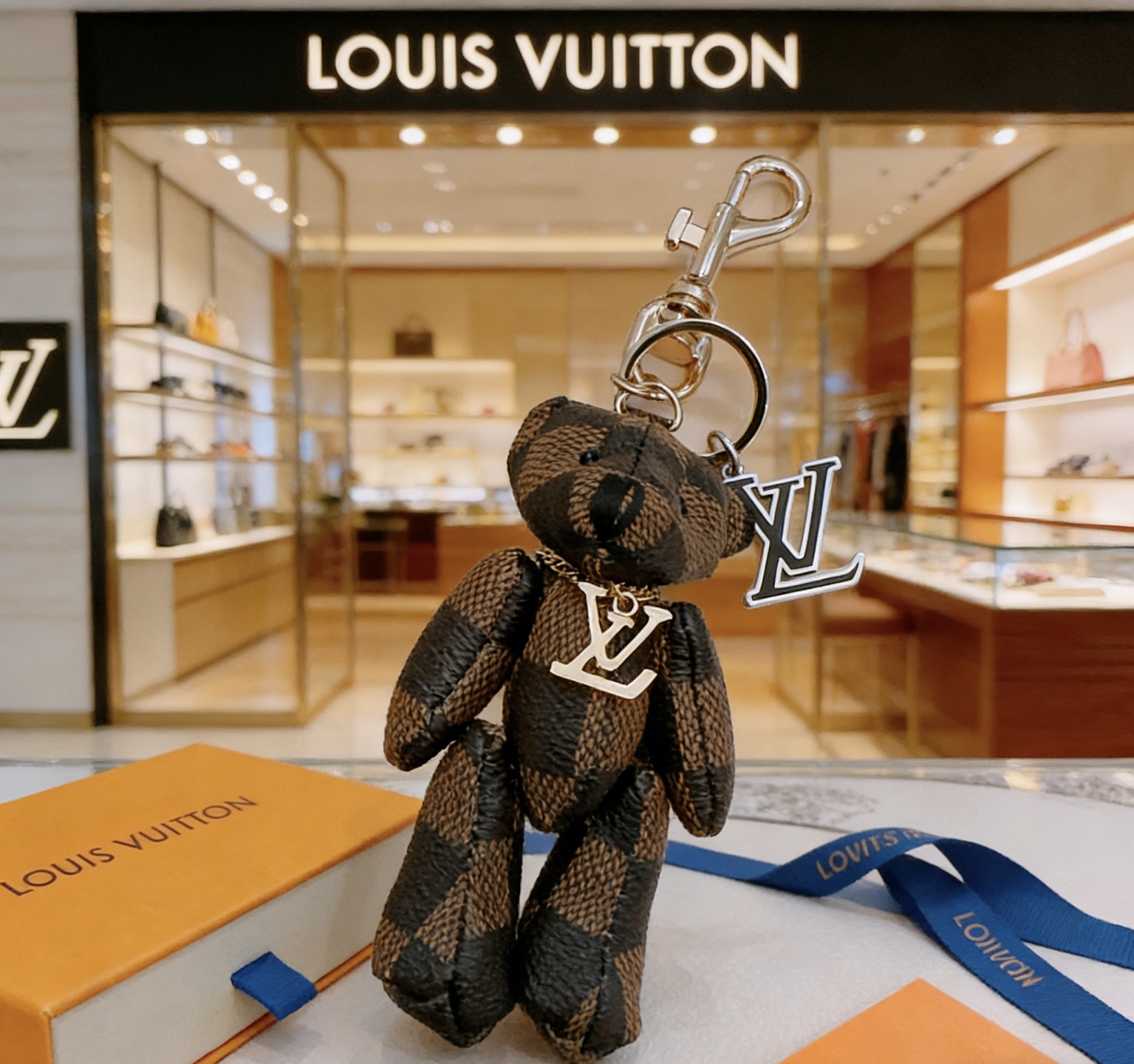 NO:724864,New product release LV keychain LV bag buckle The latest bag charms are of higher quality Stars have the same style Anger Forest series classic models co-branded design concept keychain series The details are distressed The version is not available in the market glossy version This has been coming out. The best-selling model in LV Very easy to match Trendy backpacks, jewelry boutiques, louis vuitton, backpacks, keychain19860909新品发布LV钥匙扣 lv包包扣 最新款包包挂饰档次更高明星同款Anger Forest系列经典款联名设计理念钥匙扣系列 细节对版做旧处理 非市面亮面版型 这款一直在出 lv里面热卖款 非常好搭配 潮流背包,饰品精品,louis vuitton,backpacks,keychain,Jewelry