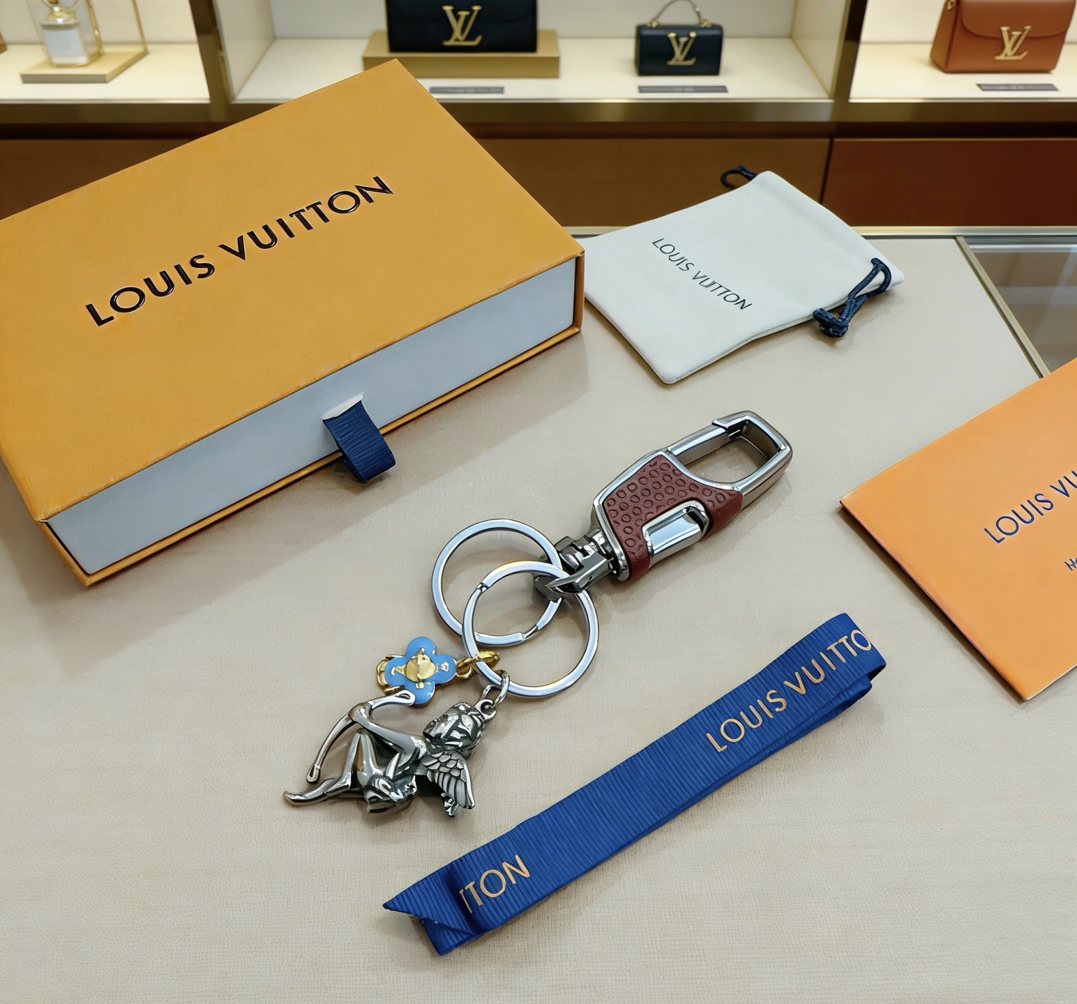 NO:724872,New product release LV keychain LV bag buckle The latest bag charms are of a higher grade Stars have the same style Anger Forest series classic models co-branded design concept keychain series The details are distressed The version is not available in the market glossy version This has been out of the LV best-selling model Very good match with trendy backpacks, jewelry boutiques, louis vuitton, backpacks, keychain19860909新品发布LV钥匙扣 lv包包扣 最新款包包挂饰档次更高明星同款Anger Forest系列经典款联名设计理念钥匙扣系列 细节对版做旧处理 非市面亮面版型 这款一直在出 lv里面热卖款 非常好搭配潮流背包,饰品精品,louis vuitton,backpacks,keychain,Jewelry