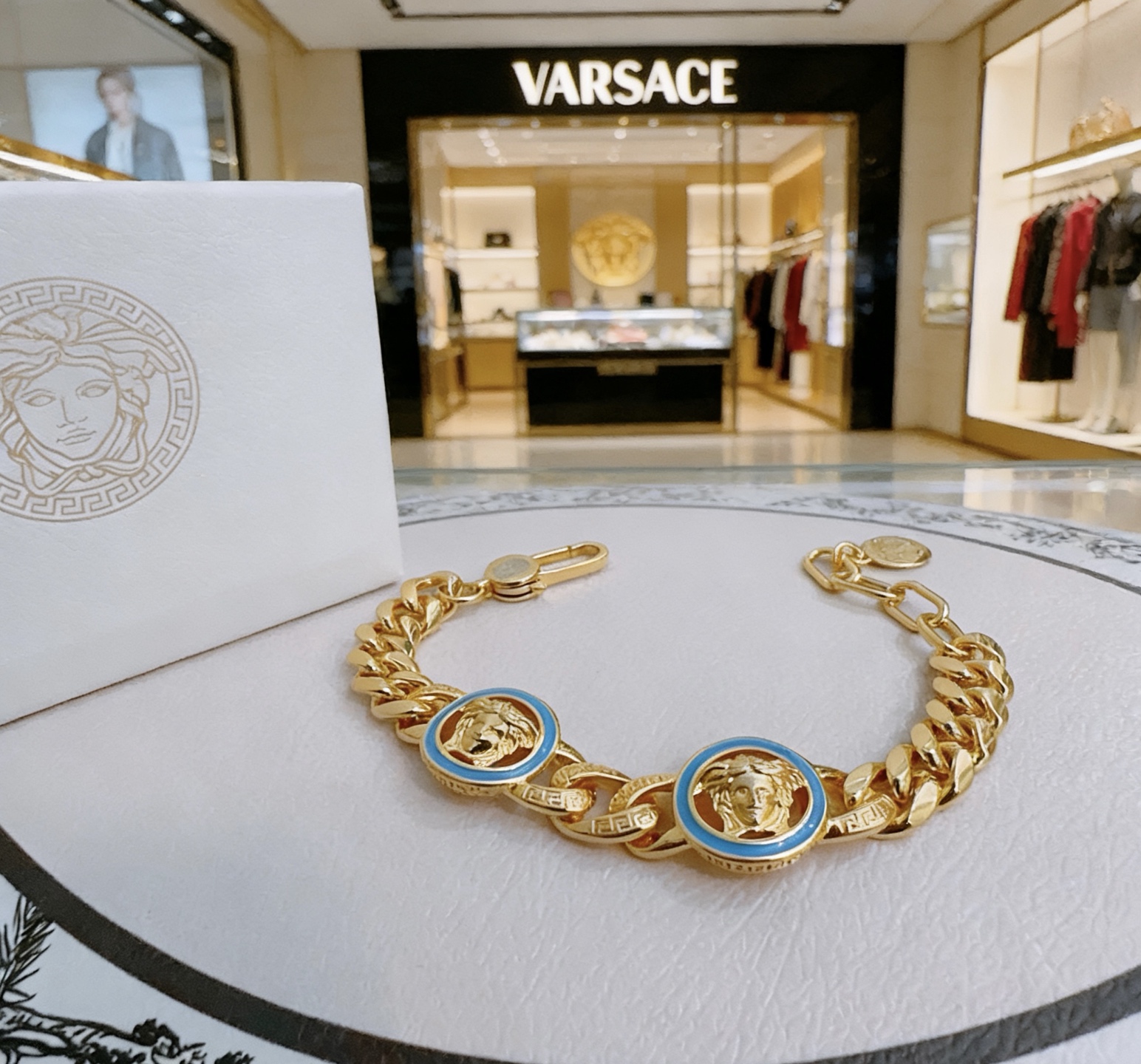 NO:724903,High-quality Versace necklace Medusa avatar original single goods counter new open mold retro trendy fashion must-have. Can be worn by both men and women. Same style for couples. Rock punk Thai silver style. Retro elements. Trendy and versatile. The same necklace from the official website. The latest chain has a higher grade. Celebrity classic necklace series retro silver necklace. The chain length is 60 cm. The length can be changed. The details are distressed. Non-market glossy version. This one has been released. The best-selling model in Versace.  Very easy to match with trendy clothes, fine jewelry, versace, necklace19860909高品质范思哲项链美杜莎头像原单货专柜新款开模复古潮流时尚必备 男女均可佩戴 情侣款同款 摇滚朋克泰银风格 复古元素 潮流百搭 官网同款项链最新款链条档次更高明星经典款项链系列复古银项链 链长60厘米可改长度 细节对版做旧处理 非市面亮面版型 这款一直在出 范思哲里面热卖款 非常好搭配潮流衣服,饰品精品,versace,necklace,Jewelry