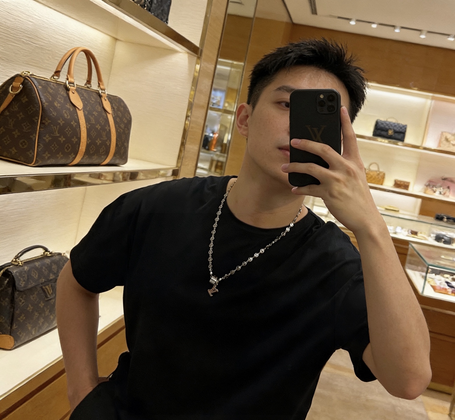 NO:724933,Louis Vuitton LV necklace original single goods counter new open mold retro trendy fashion must-have. Can be worn by both men and women. The same style for couples. Rock punk Thai silver style. Retro elements. Trendy and versatile. The latest chain of the same necklace on the official website is higher grade. Star classic necklace series retro silver necklace. The chain length is 60 cm and the length can be changed. The details are distressed. Non-market glossy version. This has been on the market. This is a hot-selling model in LV. It goes well with trendy clothes, jewelry boutiques, louis vuitton, louis  vuitton,necklace19860909路易威登 LV项链原单货专柜新款开模复古潮流时尚必备 男女均可佩戴 情侣款同款 摇滚朋克泰银风格 复古元素 潮流百搭 官网同款项链最新款链条档次更高明星经典款项链系列复古银项链 链长60厘米可改长度 细节对版做旧处理 非市面亮面版型 这款一直在出 LV里面热卖款 非常好搭配潮流衣服,饰品精品,louis vuitton,louis vuitton,necklace,Jewelry