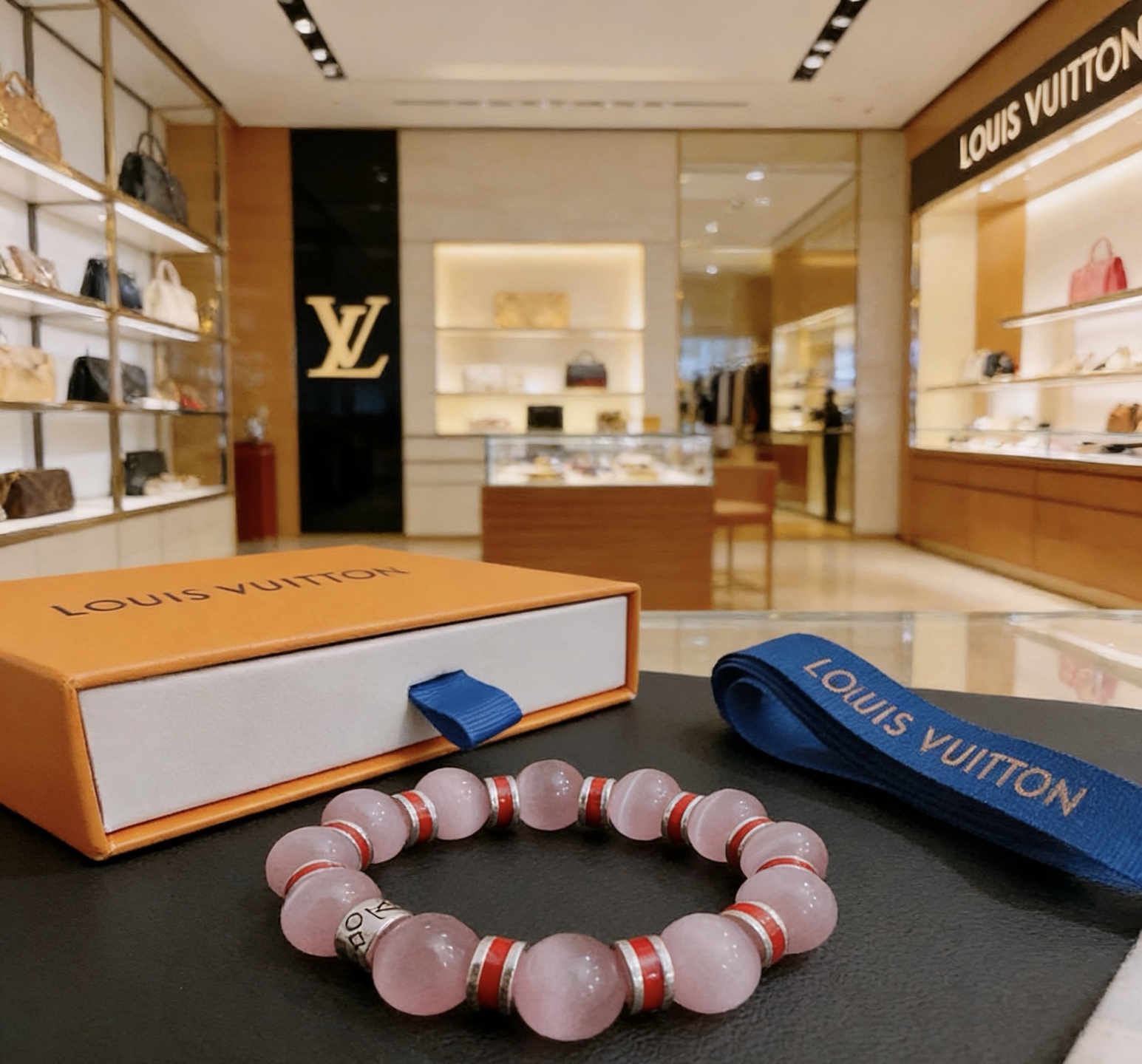 NO:724939,Counter precision version LV Louis Vuitton multi-element agate Thai silver style (large size) bracelet. Same style as G-Dragon star. Retro style. Original replica. Purely handmade ~ Genuine open mold. Trendy and fashionable must-have. Can be worn by both men and women. Same style for couples. Rock punk Thai silver style. Retro elements. Trendy and versatile. Same style as official website, jewelry boutique, louis vuitton, louis vuitton, bracelet19860909专柜精工版本 LV路易威登多元素玛瑙泰银风格（大号）手链 权志龙明星同款 复古做旧风 原版复刻 纯手工打造 ～正品开模潮流时尚必备 男女均可佩戴 情侣款同款 摇滚朋克泰银风格 复古元素 潮流百搭 官网同款,饰品精品,louis vuitton,louis vuitton,bracelet,Jewelry