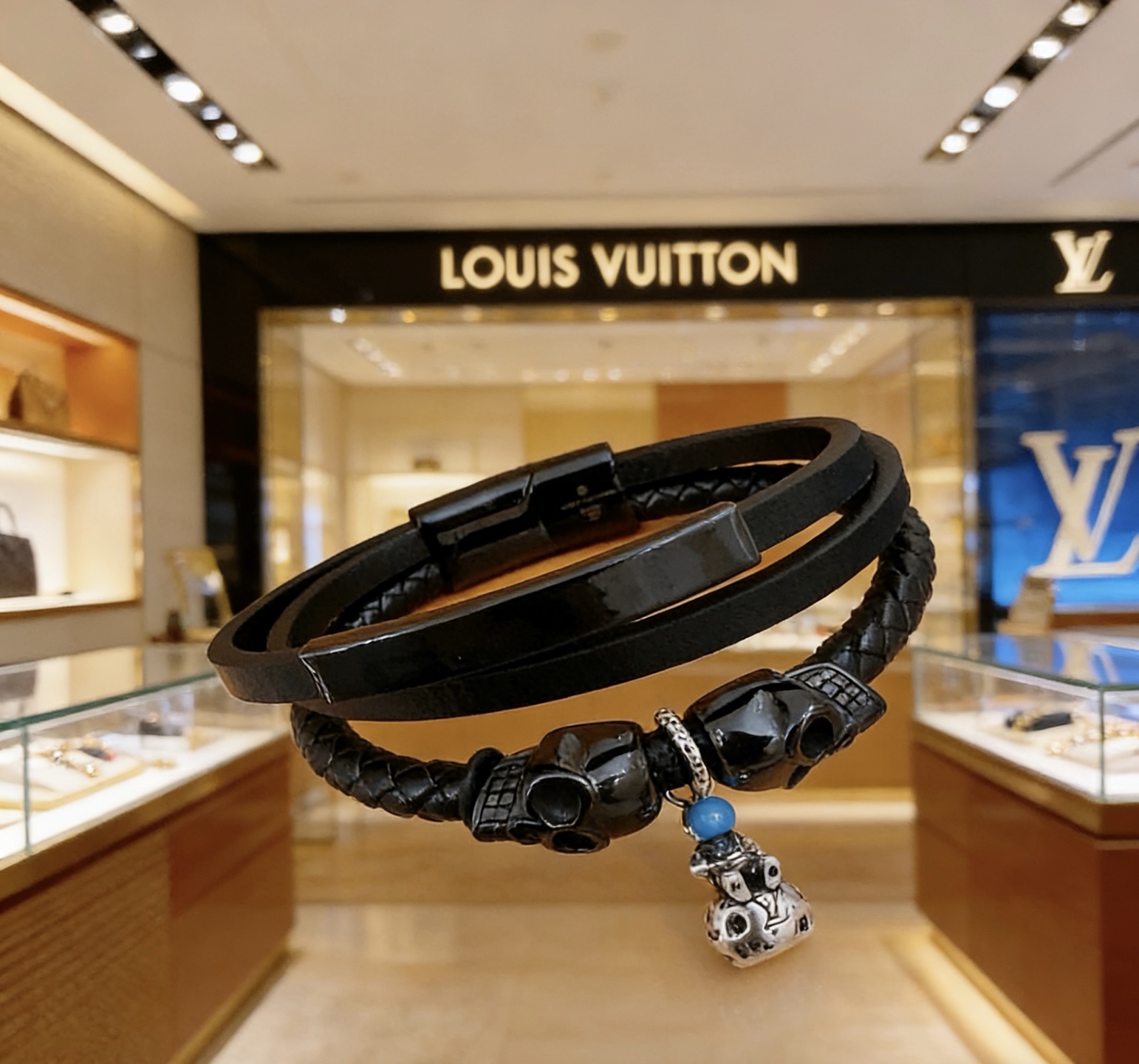 NO:724900,High-quality LV Louis Vuitton cowhide bracelet original item counter new open mold retro trendy fashion must-have. Can be worn by both men and women. The same style for couples. Rock punk Thai silver style. Retro elements blue low-key luxury. Trendy and versatile. The same bracelet on the official website. The latest chain has a higher grade. Celebrity classic bracelet series retro. The details are distressed. Non-market glossy version. The length is 22cm adjustable and changeable. This one has been released and is a hot seller in LV.  Very easy to match with trendy clothes, fine jewelry, louis vuitton, louis vuitton, bracelet, bracelet, cowhide19860909高品质LV路易威登牛皮手绳手链原单货专柜新款开模复古潮流时尚必备 男女均可佩戴 情侣款同款 摇滚朋克泰银风格 复古元素蓝色低调奢华 潮流百搭 官网同款手镯最新款链条档次更高明星经典款手绳系列复古 细节对版做旧处理 非市面亮面版型  长度22cm可调节可更改 这款一直在出 LV里面热卖款 非常好搭配潮流衣服,饰品精品,louis vuitton,louis vuitton,bracelet,bracelet,cowhide,Jewelry