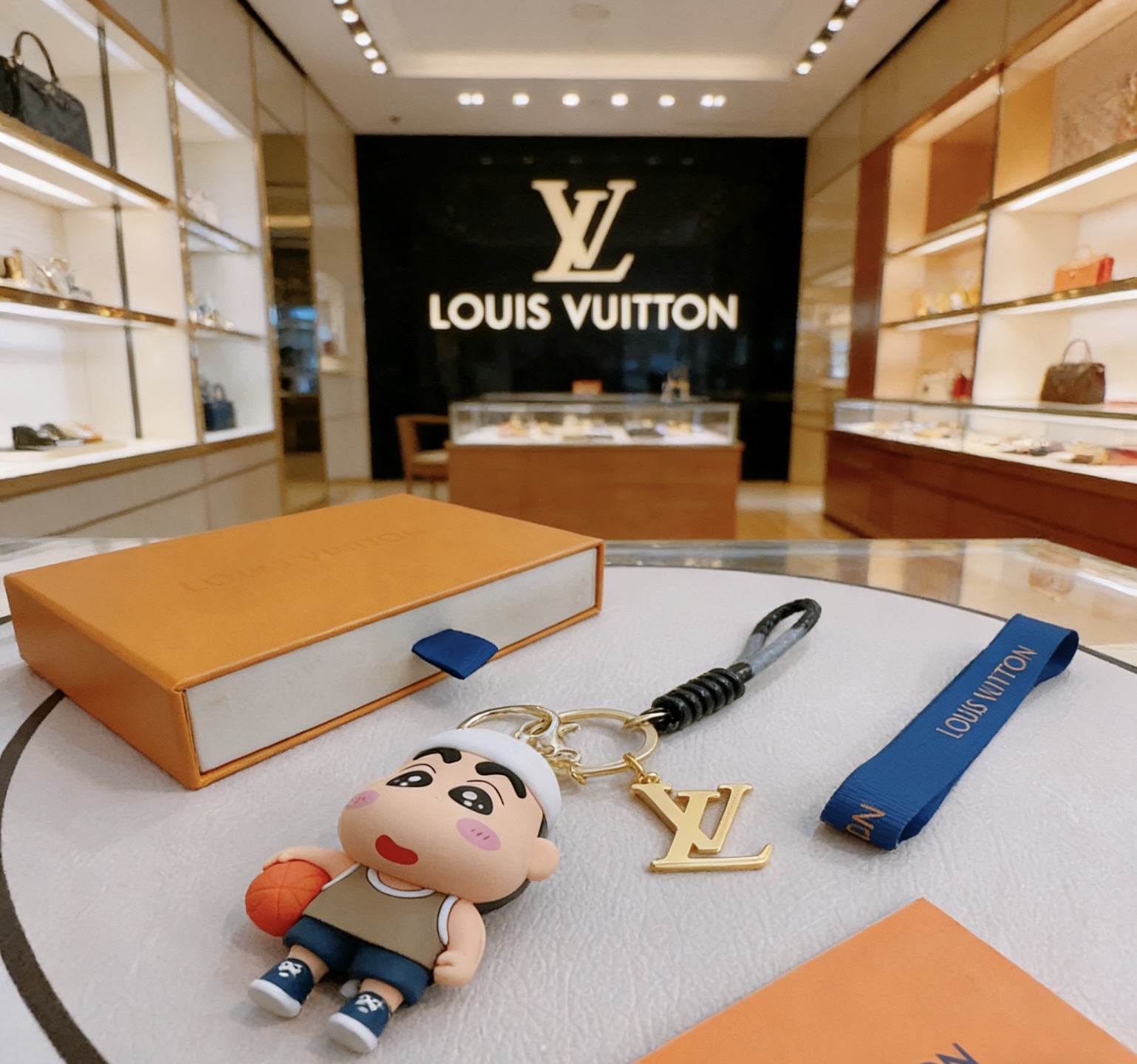 NO:724943,New product release LV keychain LV bag buckle The latest bag charms are of a higher grade Stars have the same style Anger Forest series classic models co-branded design concept keychain series The details are distressed The version is not available in the market glossy version This has been out of the LV best-selling model Very good match with trendy backpacks, jewelry boutiques, louis vuitton, backpacks, keychain19860909新品发布LV钥匙扣 lv包包扣 最新款包包挂饰档次更高明星同款Anger Forest系列经典款联名设计理念钥匙扣系列 细节对版做旧处理 非市面亮面版型 这款一直在出 lv里面热卖款 非常好搭配潮流背包,饰品精品,louis vuitton,backpacks,keychain,Jewelry