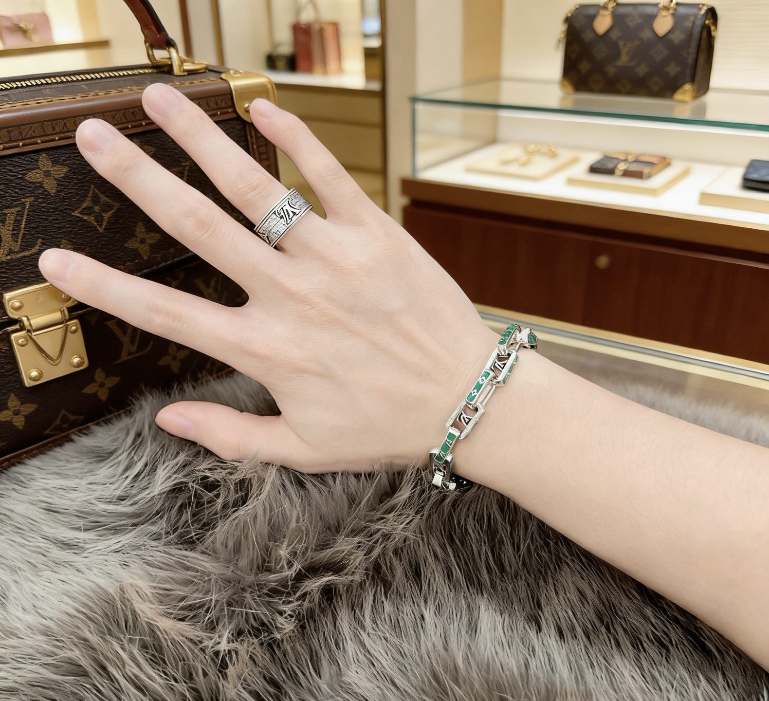 新款法郎高品质路易威登LV手链🇷🇼原单货🇷🇼专柜新款开模复古潮流时尚必备 男女均可佩戴 情侣款同款 摇滚