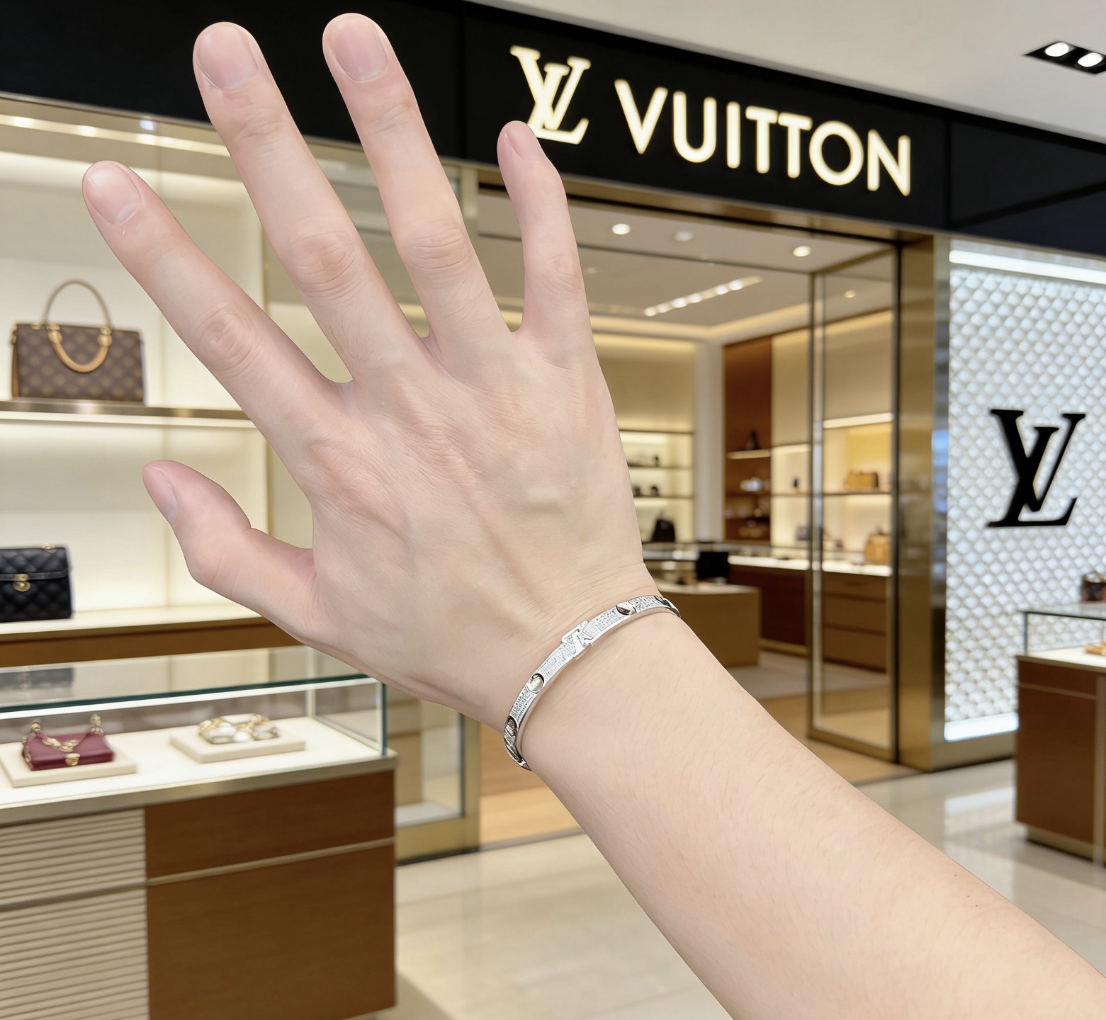 LV路易威登手链手镯🇷🇼原单货🇷🇼专柜新款开模复古潮流时尚必备 男女均可佩戴 情侣款同款 摇滚朋克泰银风