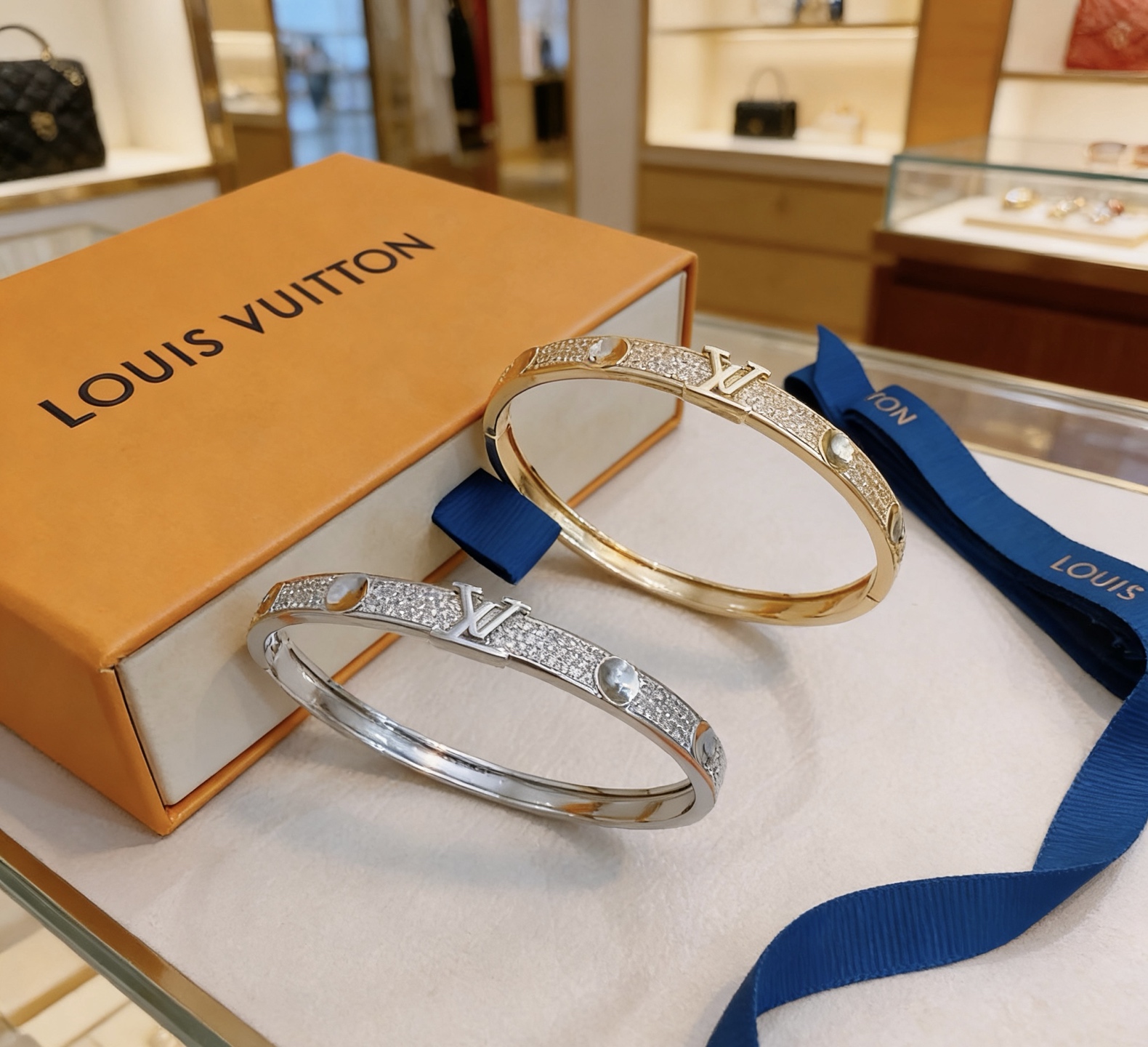 LV路易威登手链手镯🇷🇼原单货🇷🇼专柜新款开模复古潮流时尚必备 男女均可佩戴 情侣款同款 摇滚朋克泰银风