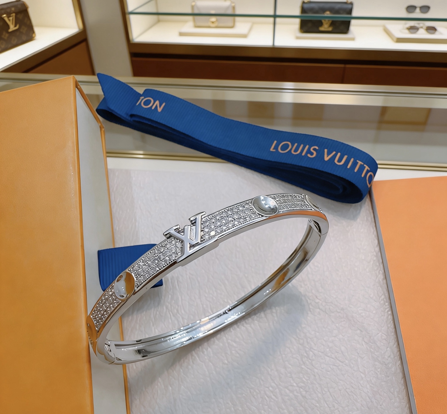 LV路易威登手链手镯🇷🇼原单货🇷🇼专柜新款开模复古潮流时尚必备 男女均可佩戴 情侣款同款 摇滚朋克泰银风