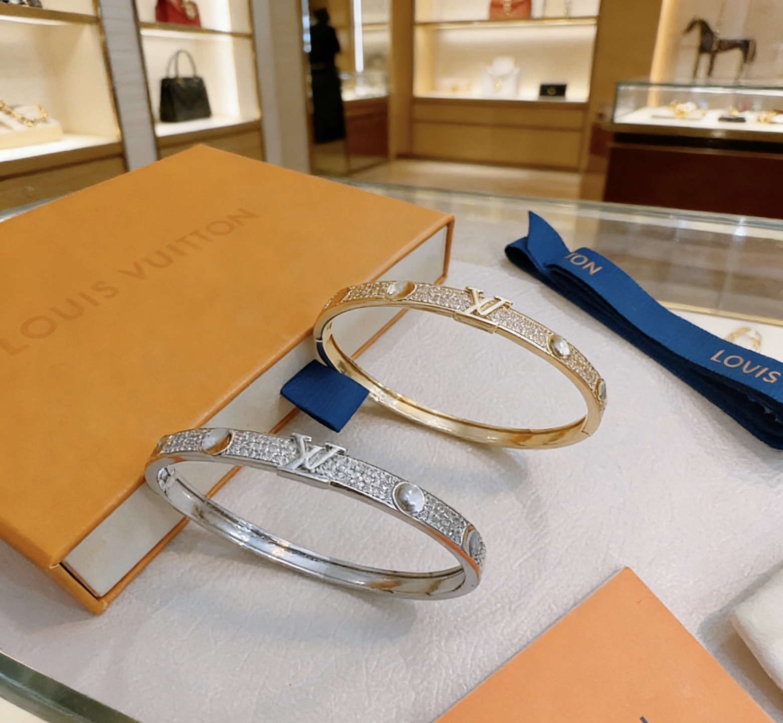 LV路易威登手链手镯🇷🇼原单货🇷🇼专柜新款开模复古潮流时尚必备 男女均可佩戴 情侣款同款 摇滚朋克泰银风