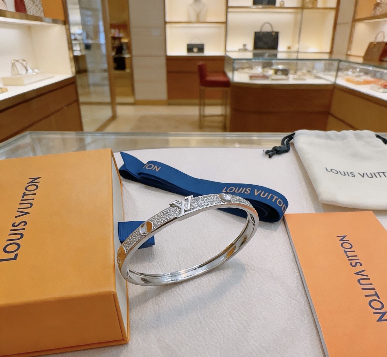 LV路易威登手链手镯🇷🇼原单货🇷🇼专柜新款开模复古潮流时尚必备 男女均可佩戴 情侣款同款 摇滚朋克泰银风