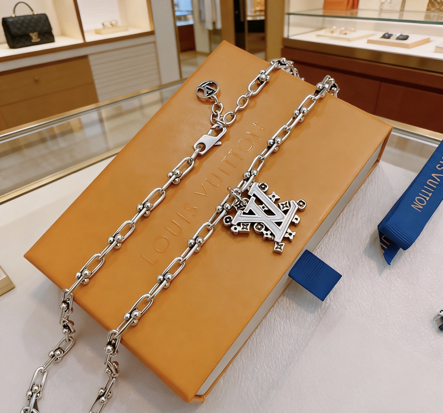 新款路易威登 LV项链🇷🇼原单货🇷🇼专柜新款开模复古潮流时尚必备 男女均可佩戴 情侣款同款 摇滚朋克泰银