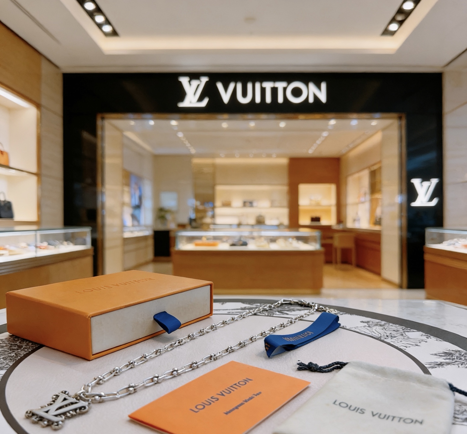 新款路易威登 LV项链🇷🇼原单货🇷🇼专柜新款开模复古潮流时尚必备 男女均可佩戴 情侣款同款 摇滚朋克泰银