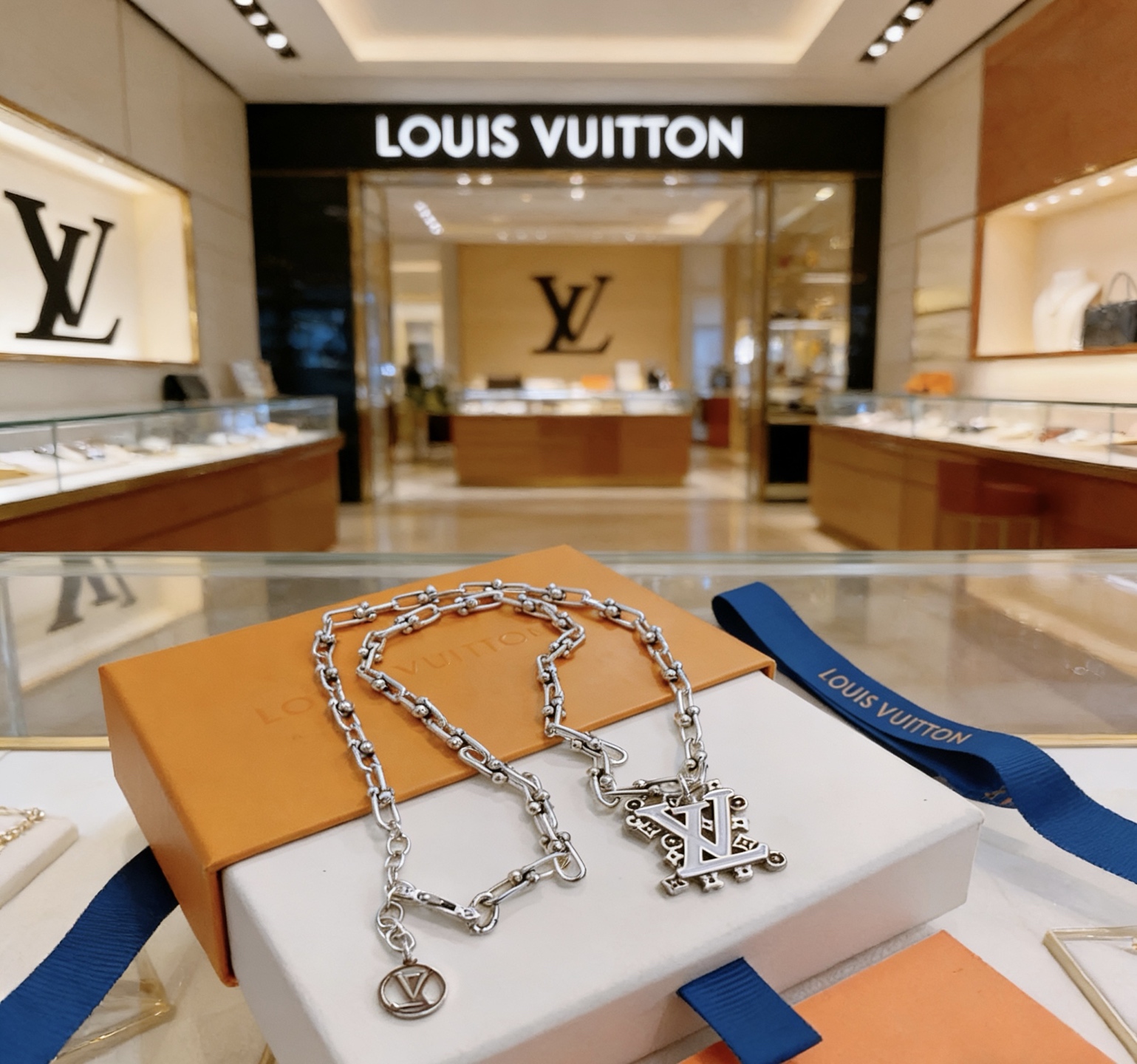 新款路易威登 LV项链🇷🇼原单货🇷🇼专柜新款开模复古潮流时尚必备 男女均可佩戴 情侣款同款 摇滚朋克泰银