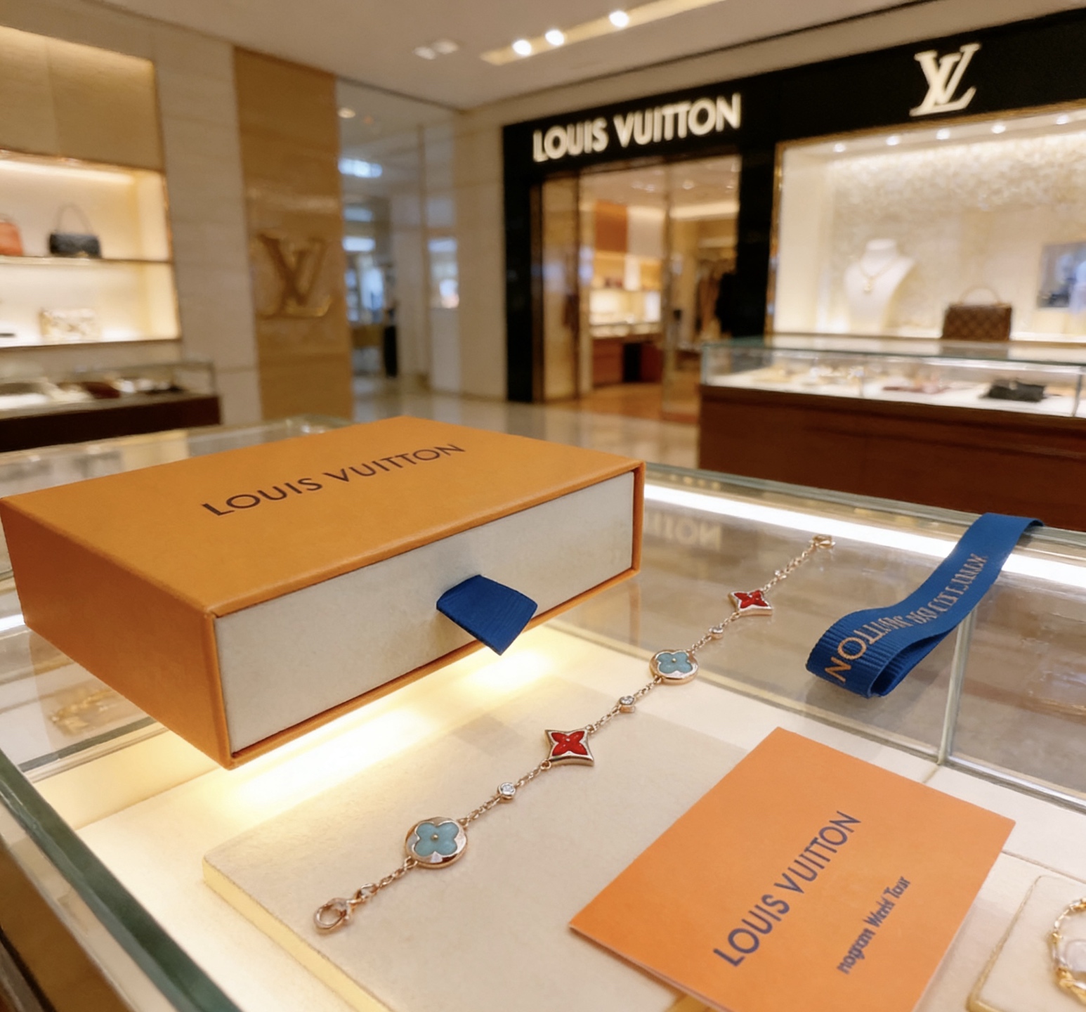 Louis Vuitton 路易威登LV手链V金材质系列 品相完美 细节无敌 那种独特的色泽完全无可挑剔 再缀以 指环外形设计