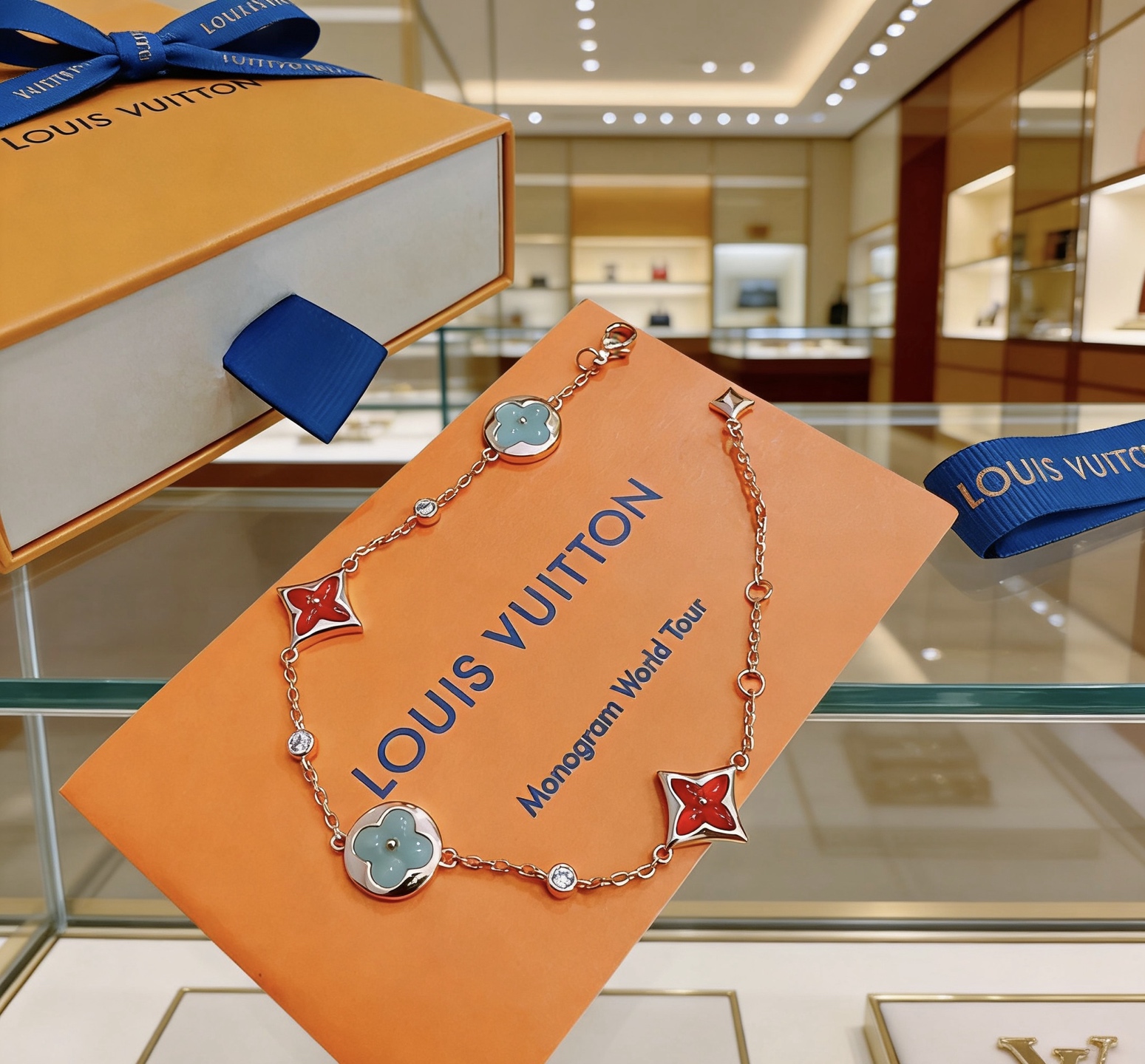 Louis Vuitton 路易威登LV手链V金材质系列 品相完美 细节无敌 那种独特的色泽完全无可挑剔 再缀以 指环外形设计