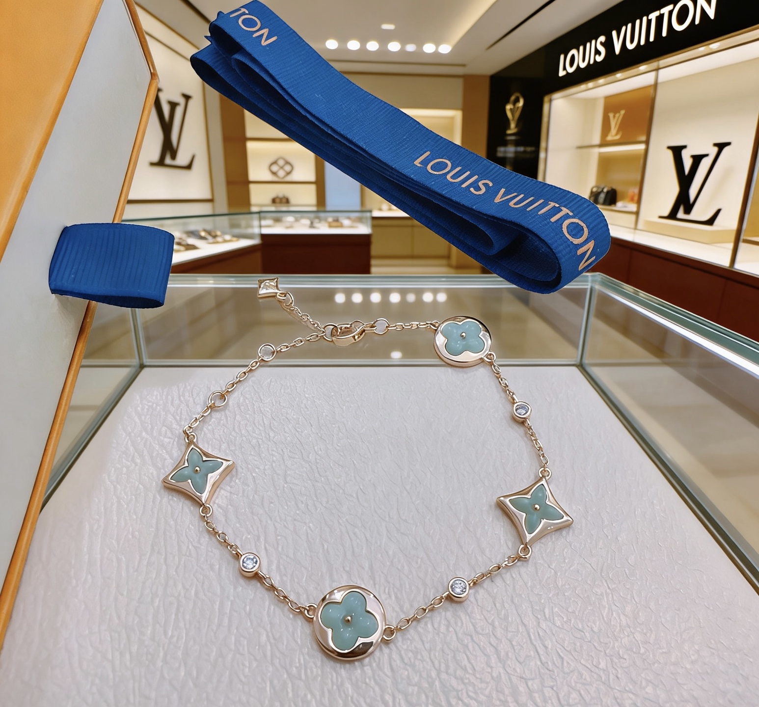 Louis Vuitton 路易威登LV手链V金材质系列 品相完美 细节无敌 那种独特的色泽完全无可挑剔 再缀以 指环外形设计