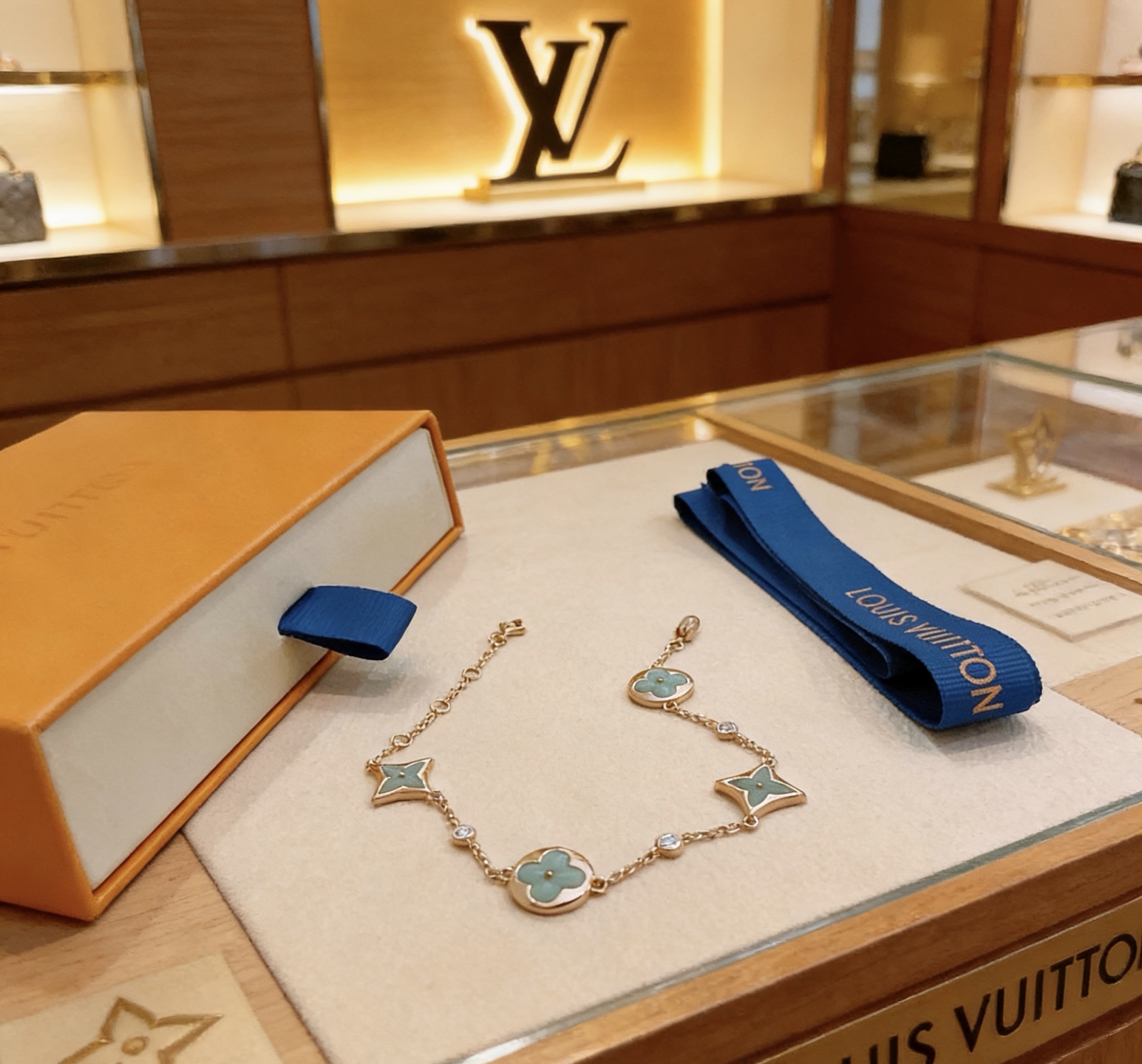 Louis Vuitton 路易威登LV手链V金材质系列 品相完美 细节无敌 那种独特的色泽完全无可挑剔 再缀以 指环外形设计