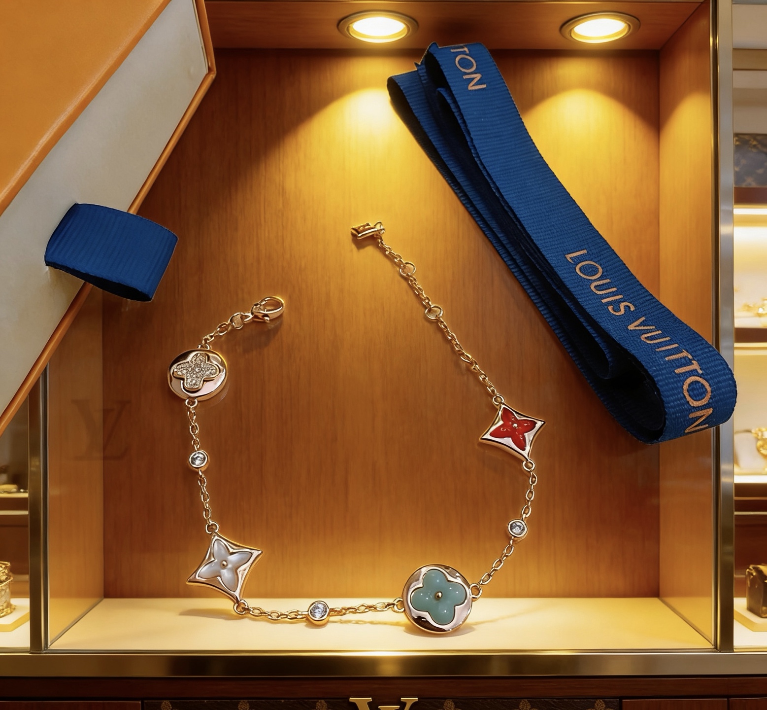 Louis Vuitton 路易威登LV手链V金材质系列 品相完美 细节无敌 那种独特的色泽完全无可挑剔 再缀以 指环外形设计