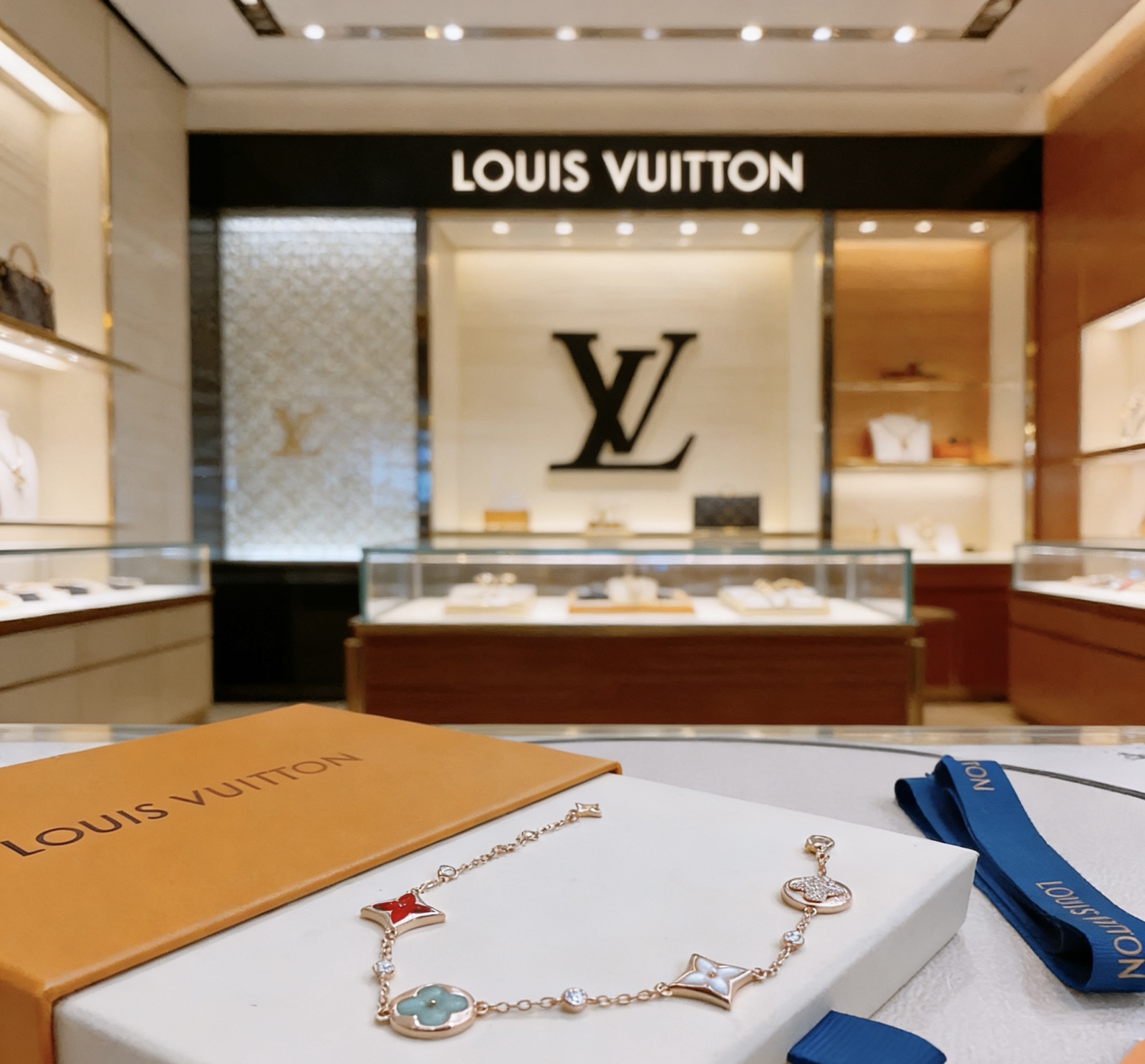 Louis Vuitton 路易威登LV手链V金材质系列 品相完美 细节无敌 那种独特的色泽完全无可挑剔 再缀以 指环外形设计