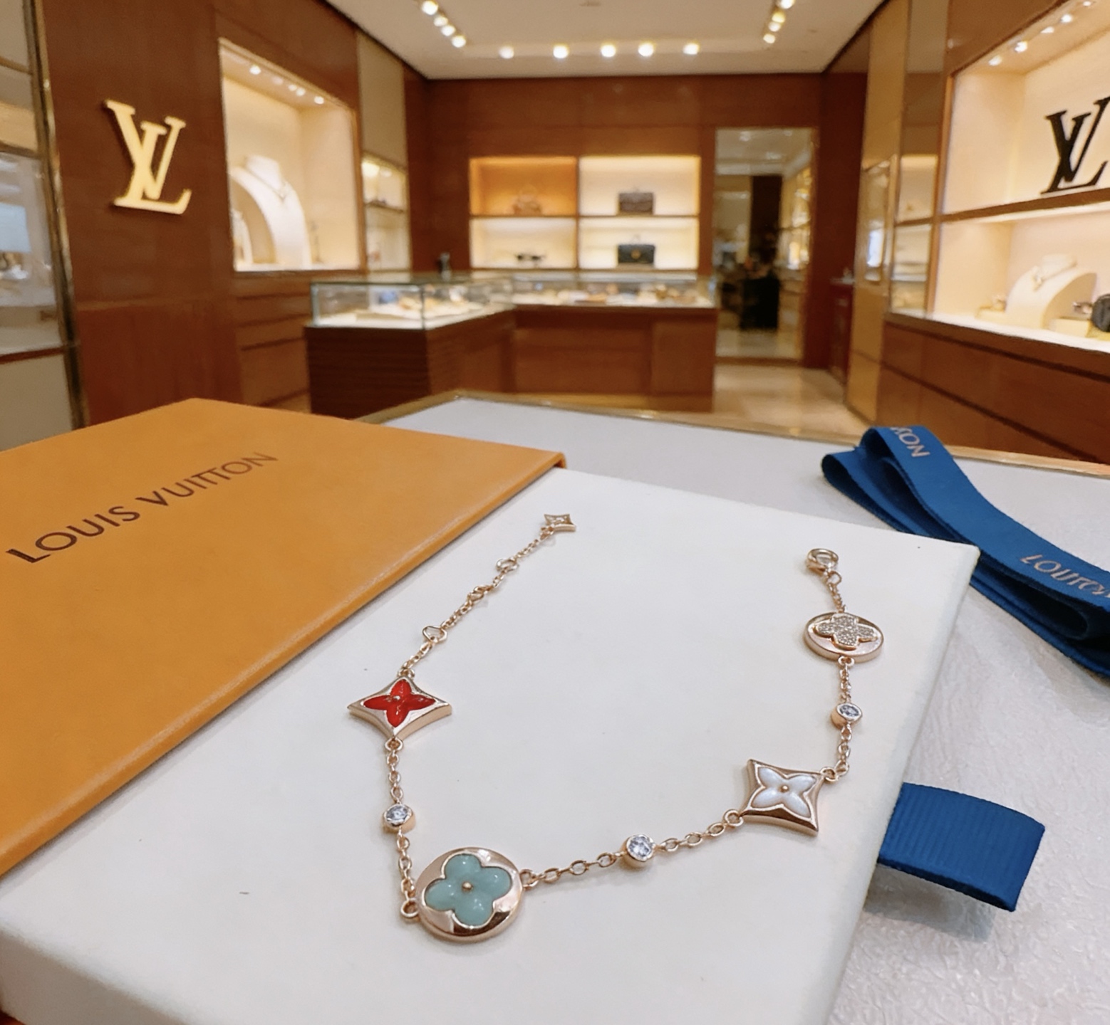 Louis Vuitton 路易威登LV手链V金材质系列 品相完美 细节无敌 那种独特的色泽完全无可挑剔 再缀以 指环外形设计