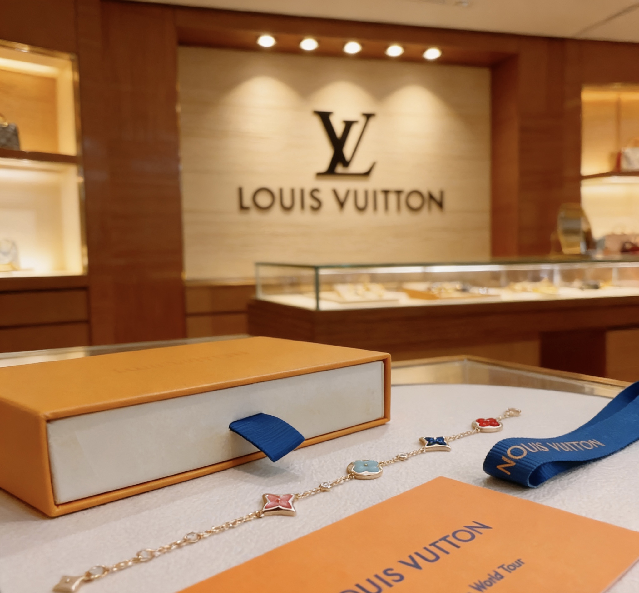 Louis Vuitton 路易威登LV手链V金材质系列 品相完美 细节无敌 那种独特的色泽完全无可挑剔 再缀以 指环外形设计