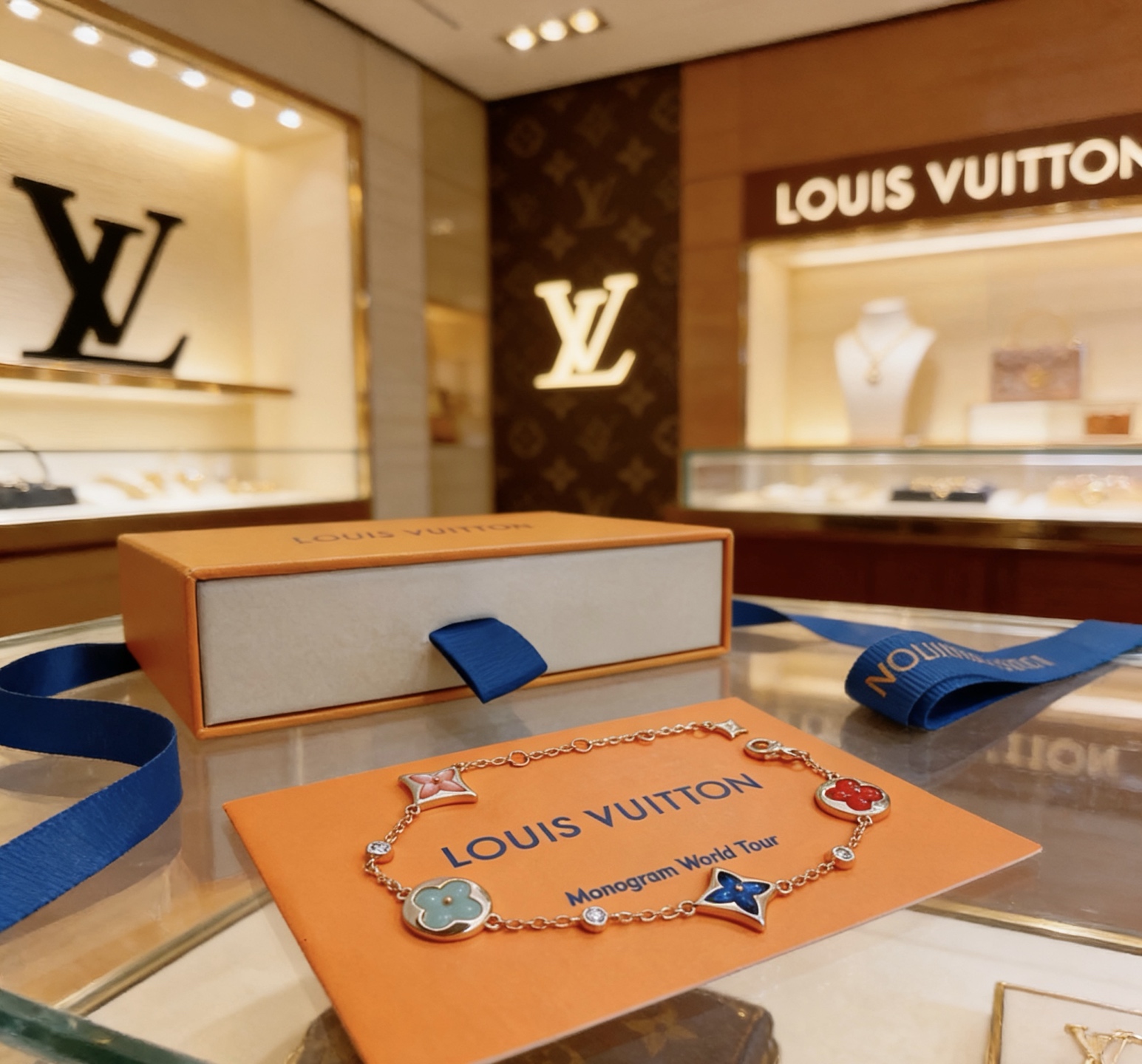 Louis Vuitton 路易威登LV手链V金材质系列 品相完美 细节无敌 那种独特的色泽完全无可挑剔 再缀以 指环外形设计