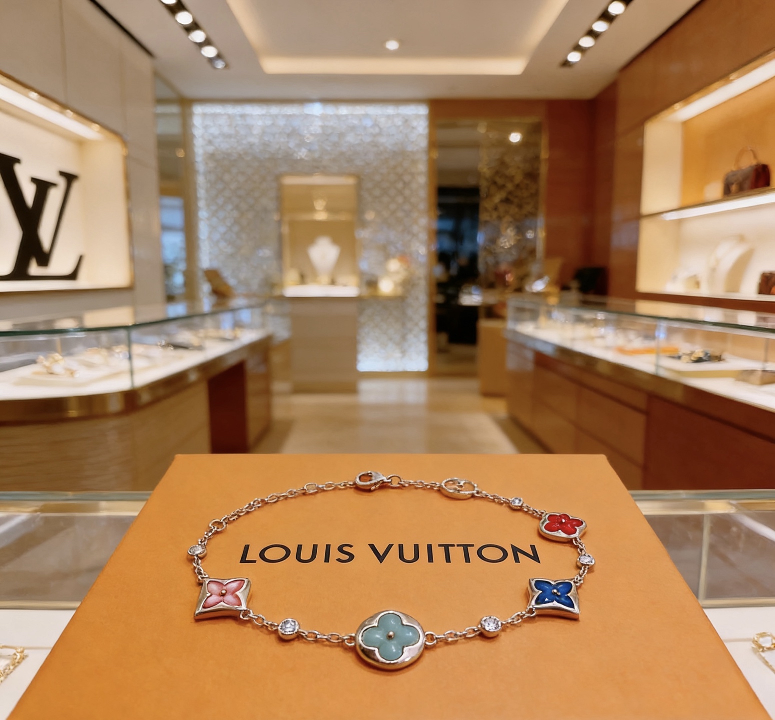 Louis Vuitton 路易威登LV手链V金材质系列 品相完美 细节无敌 那种独特的色泽完全无可挑剔 再缀以 指环外形设计