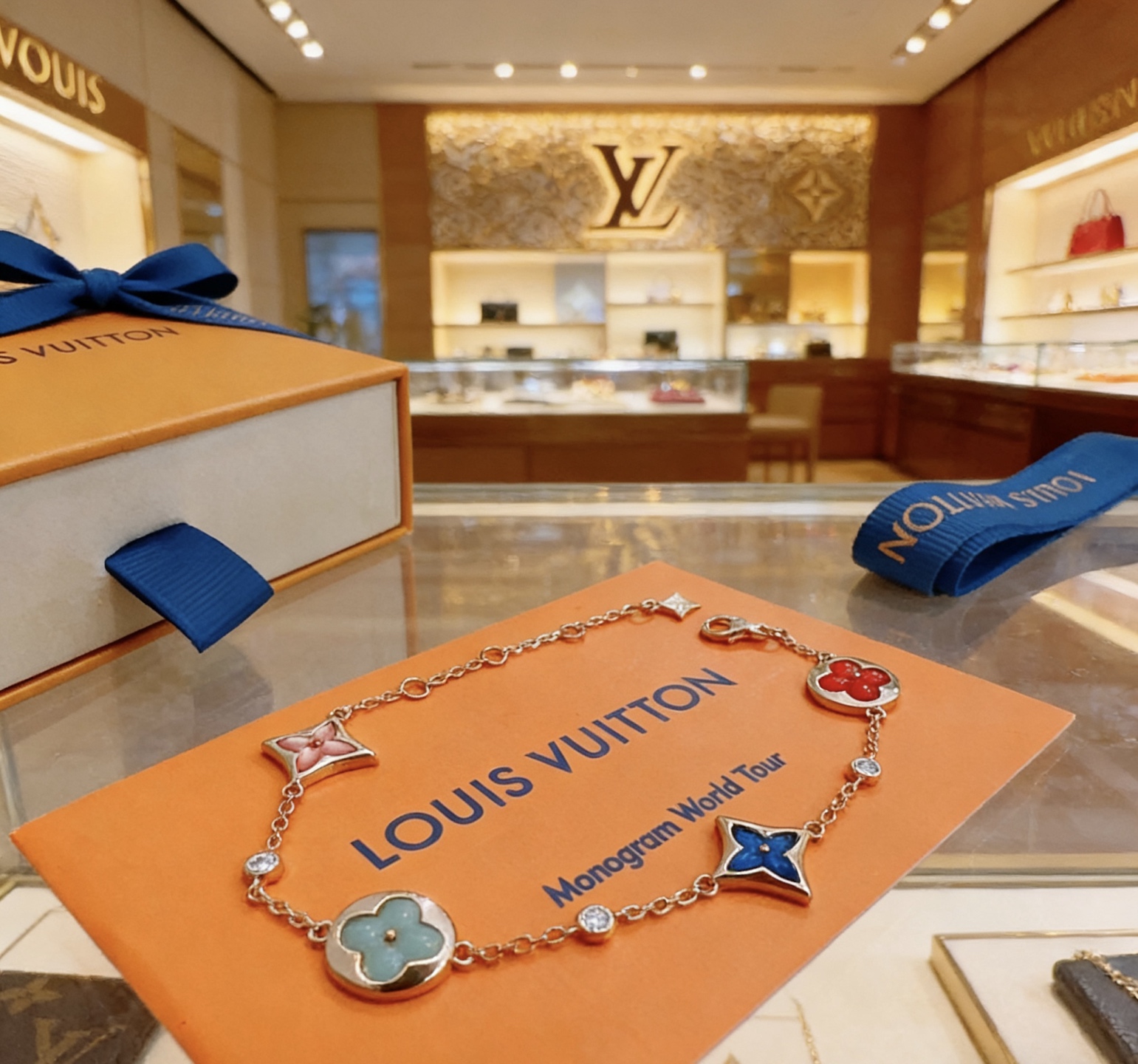 Louis Vuitton 路易威登LV手链V金材质系列 品相完美 细节无敌 那种独特的色泽完全无可挑剔 再缀以 指环外形设计
