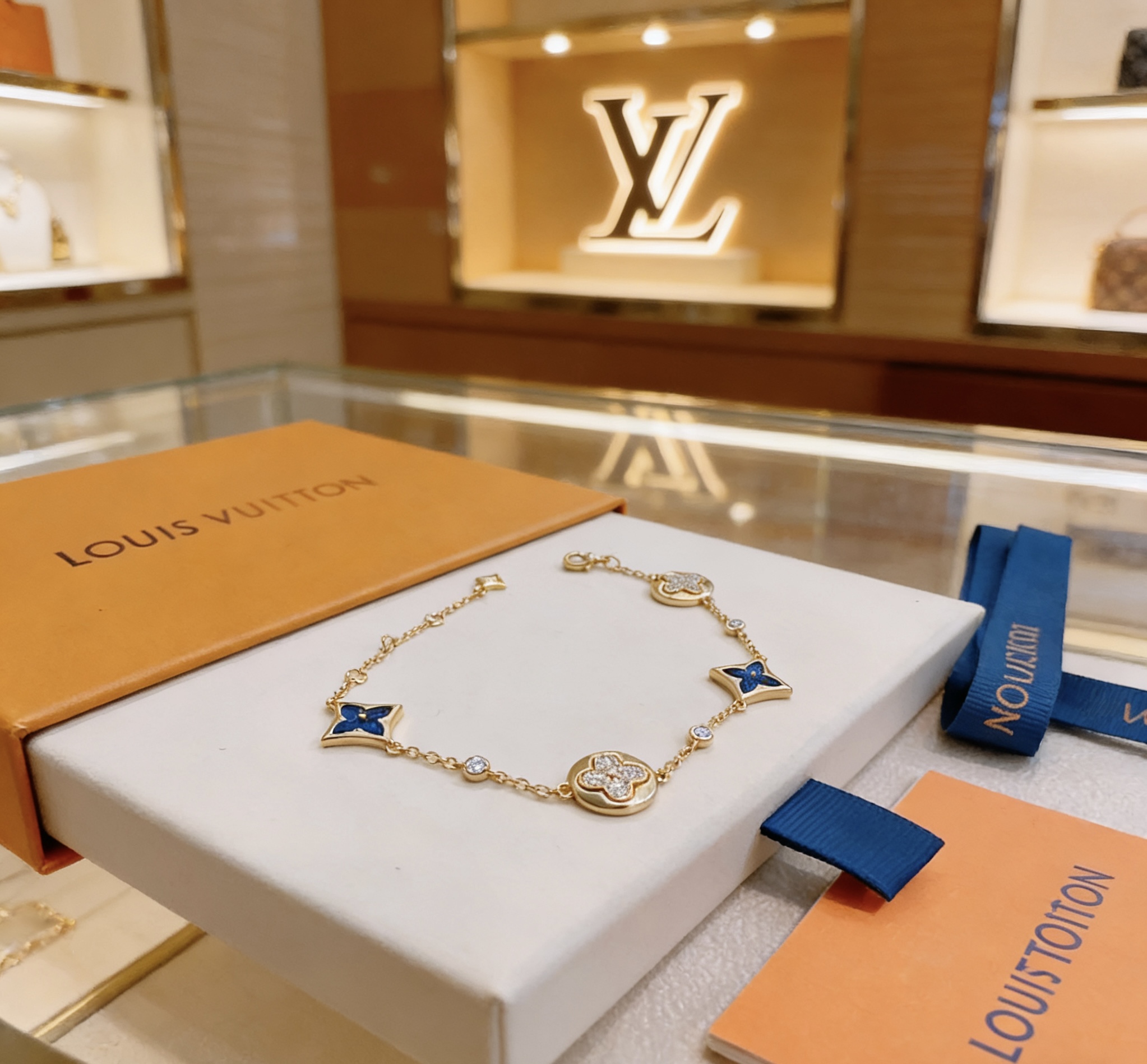 Louis Vuitton 路易威登LV手链V金材质系列 品相完美 细节无敌 那种独特的色泽完全无可挑剔 再缀以 指环外形设计