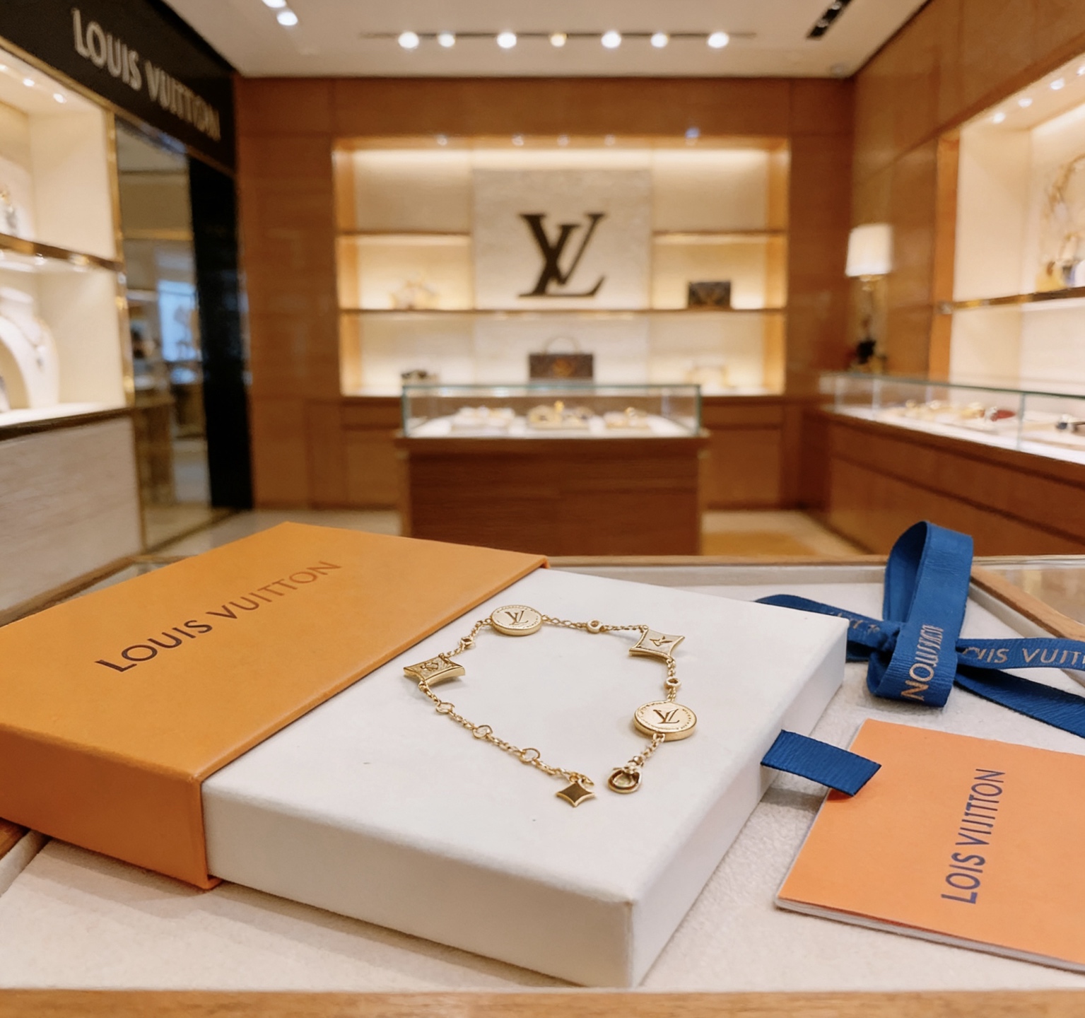 Louis Vuitton 路易威登LV手链V金材质系列 品相完美 细节无敌 那种独特的色泽完全无可挑剔 再缀以 指环外形设计
