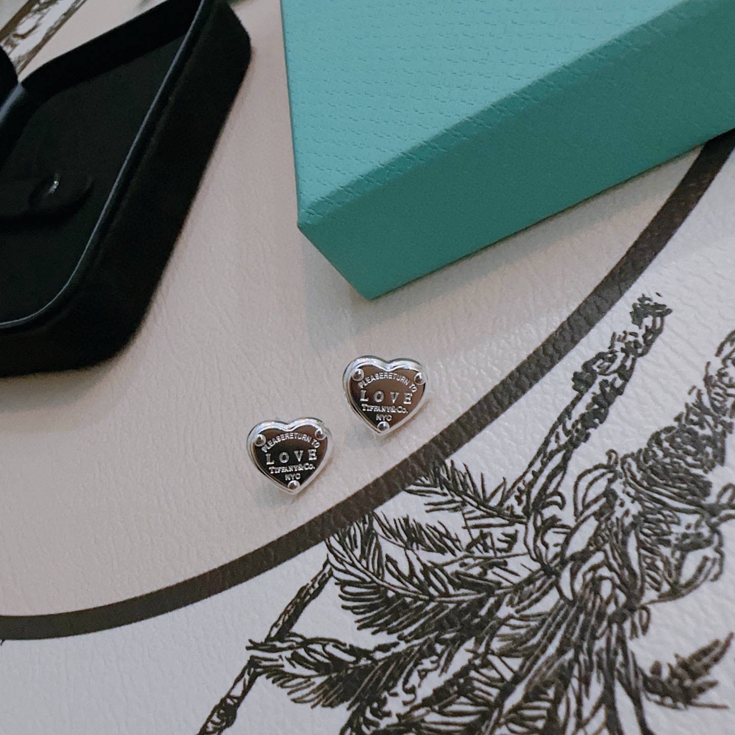 Tiffany & Co. 新款爱心耳钉 Return to Tiffany™ 系列灵感源自 1969 年问世的标志性钥匙扣