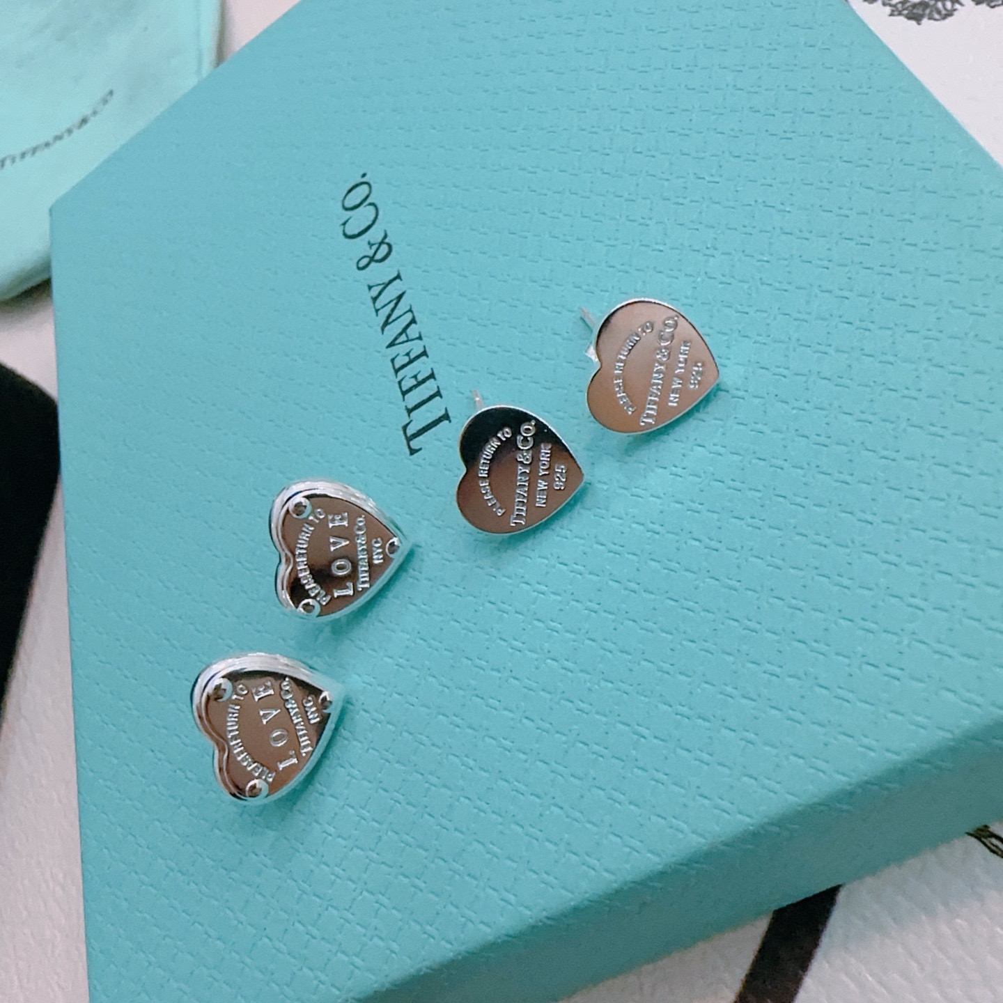 Tiffany & Co. 新款爱心耳钉 Return to Tiffany™ 系列灵感源自 1969 年问世的标志性钥匙扣