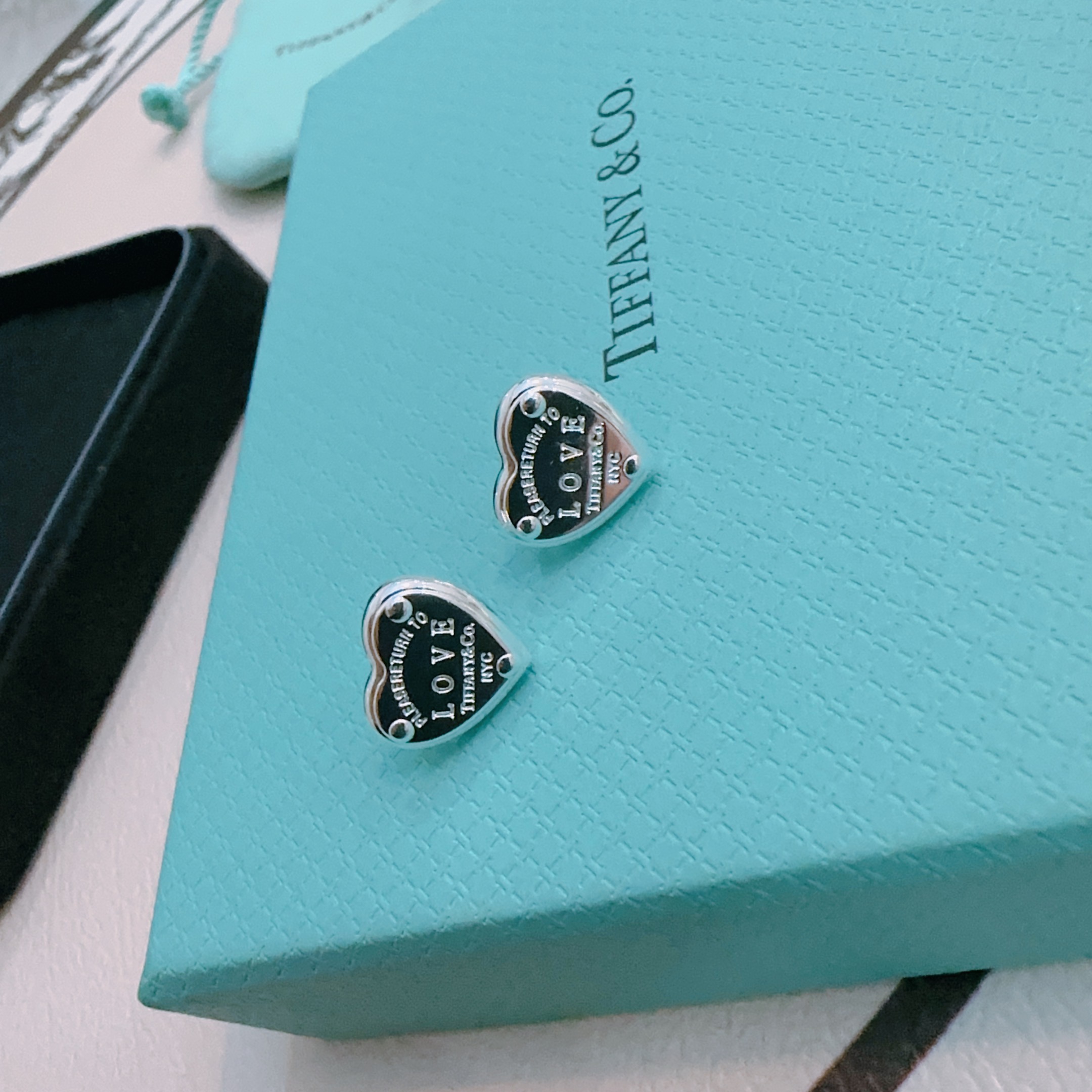 Tiffany & Co. 新款爱心耳钉 Return to Tiffany™ 系列灵感源自 1969 年问世的标志性钥匙扣