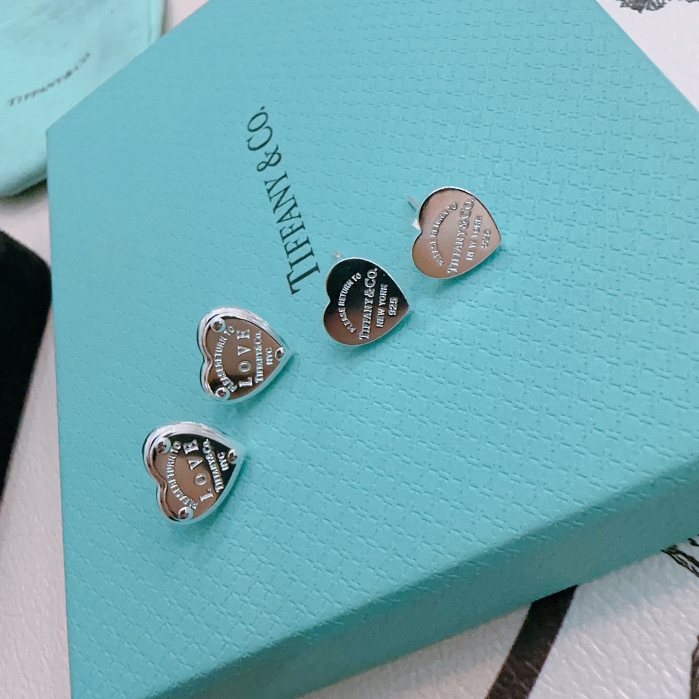 Tiffany & Co. 新款爱心耳钉 Return to Tiffany™ 系列灵感源自 1969 年问世的标志性钥匙扣