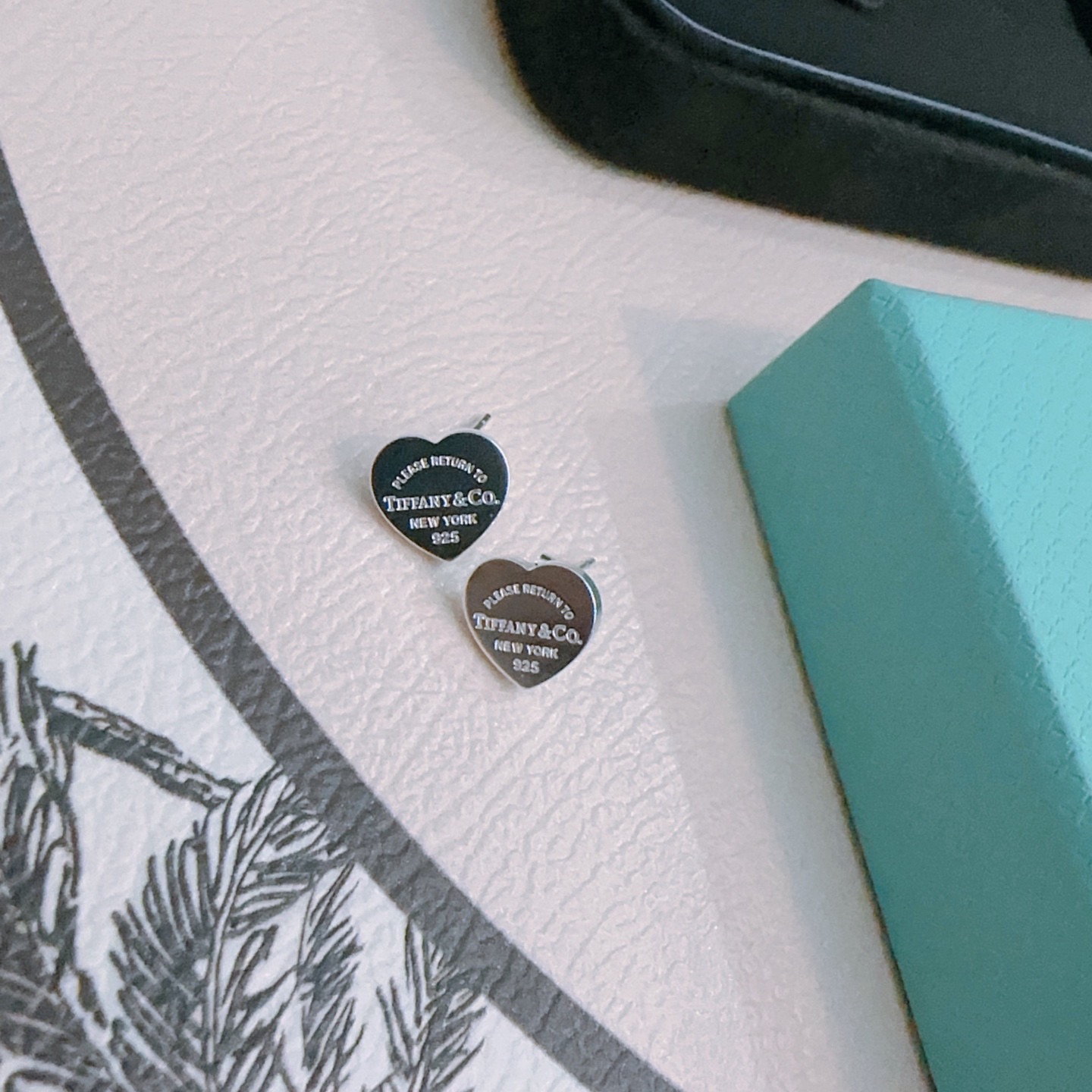 Tiffany & Co. 新款爱心耳钉 Return to Tiffany™ 系列灵感源自 1969 年问世的标志性钥匙扣