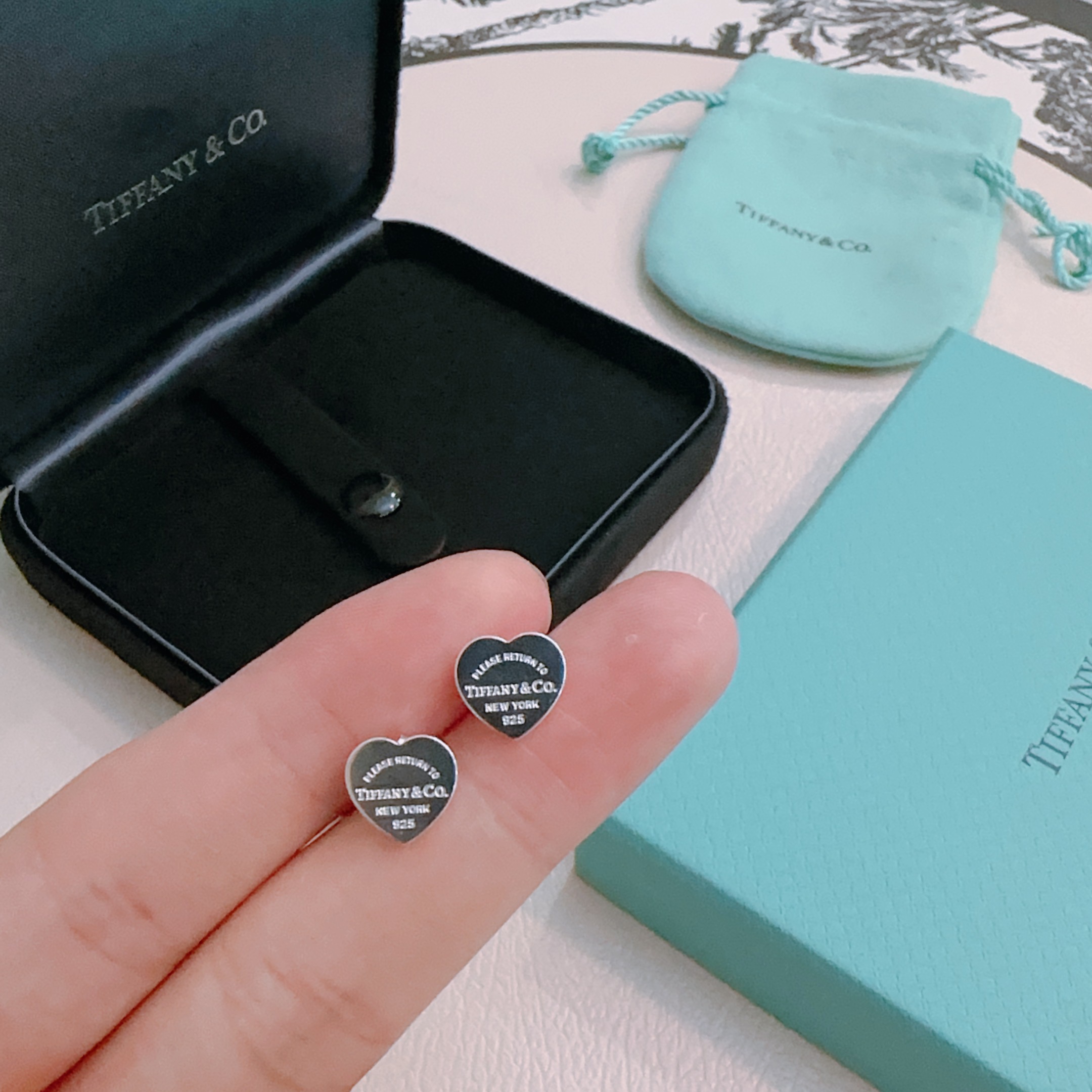 Tiffany & Co. 新款爱心耳钉 Return to Tiffany™ 系列灵感源自 1969 年问世的标志性钥匙扣