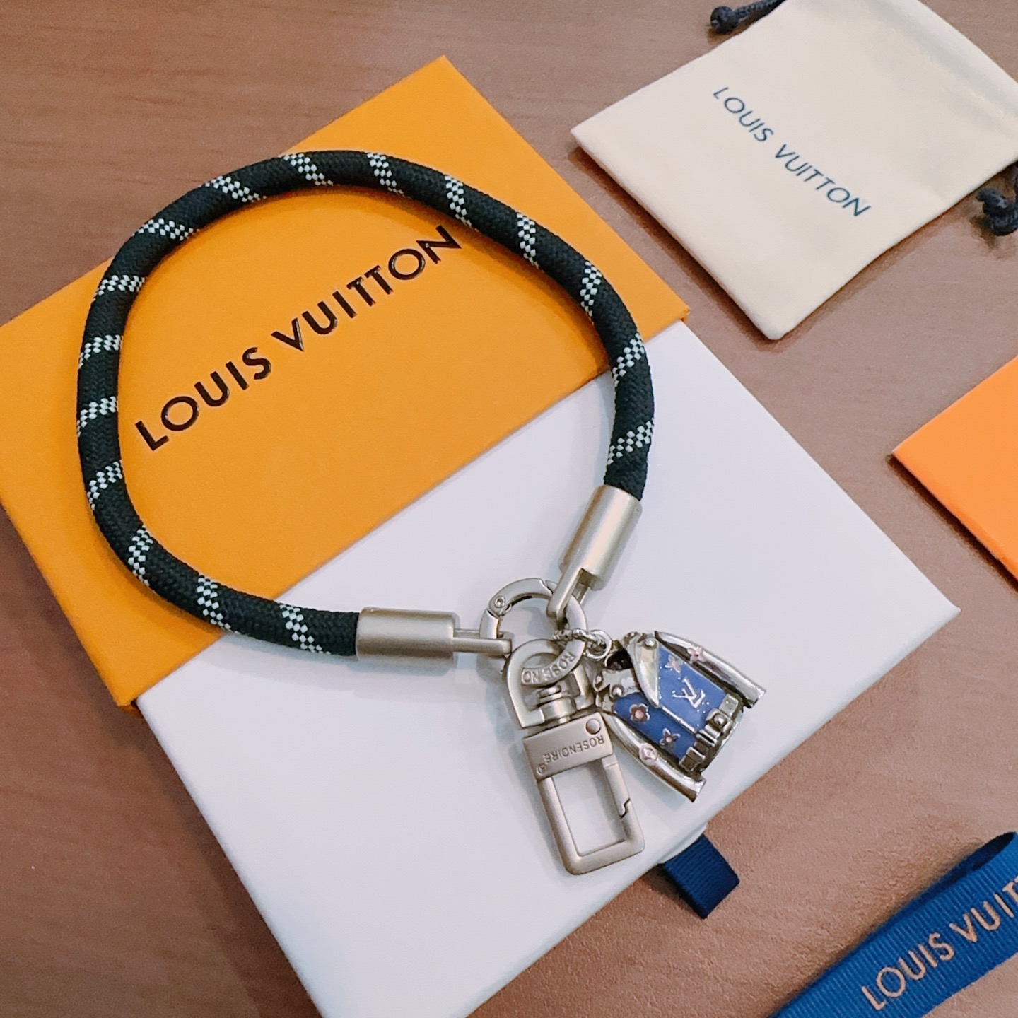 NO:763174,New product release LV keychain LV bag buckle The latest bag charms are of a higher grade Stars have the same style Anger Forest series classic models co-branded design concept keychain series The details are distressed The version is not available in the market glossy version This has been out of the LV best-selling model Very good match with trendy backpacks, jewelry boutiques, louis vuitton, backpacks, keychain19860909新品发布LV钥匙扣 lv包包扣 最新款包包挂饰档次更高明星同款Anger Forest系列经典款联名设计理念钥匙扣系列 细节对版做旧处理 非市面亮面版型 这款一直在出 lv里面热卖款 非常好搭配潮流背包,饰品精品,louis vuitton,backpacks,keychain,Jewelry