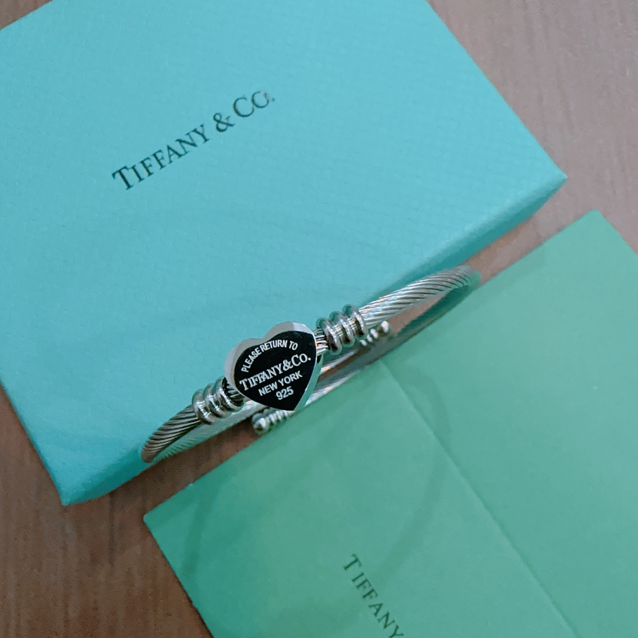 NO:763190,Tiffany bracelet bracelet TIFFNY&CO. Counter Seiko silver version same style as star, retro old style, original replica, purely handmade ~ authentic open mold, trendy and fashionable must-have, can be worn by couples, same style, rock punk silver style, trendy and versatile, same style as official website, boutique jewelry, tiffany, bracelet19860909蒂芙尼手环手镯 TIFFNY&CO. 专柜精工银版本明星同款 复古做旧风 原版复刻 纯手工打造 ～正品开模潮流时尚必备 均可佩戴 情侣款同款 摇滚朋克银风格 潮流百搭 官网同款,饰品精品,tiffany,bracelet,Jewelry