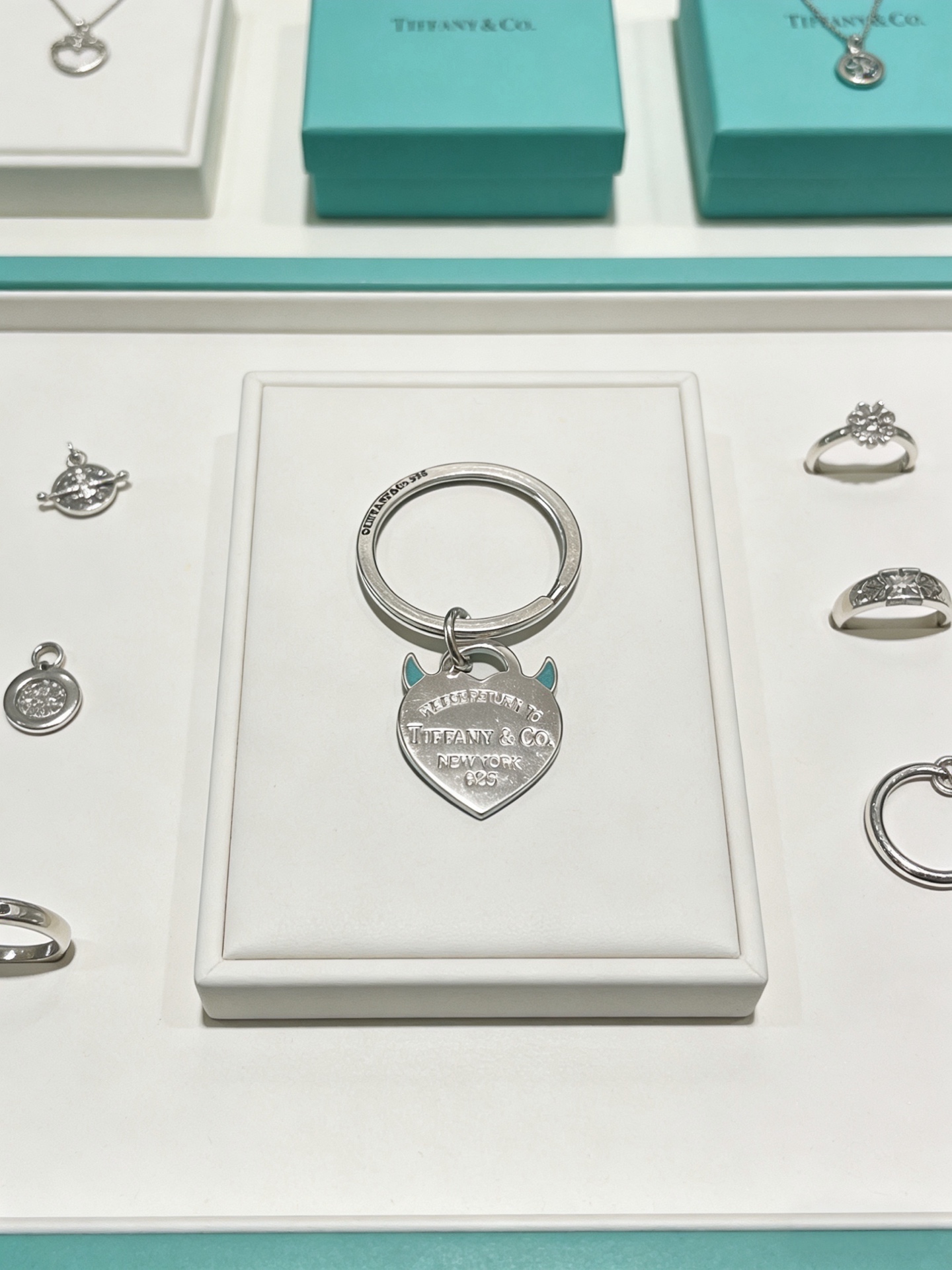 NO:763175,New product release Tiffany keychain bag buckle The latest bag charms are of a higher grade Stars are the same series Classic design concept keychain series This has been out The best-selling model in Tiffany and Co. Very good match with trendy backpacks, jewelry boutiques, tiffany, backpacks, keychain19860909新品发布蒂芙尼钥匙扣 包包扣 最新款包包挂饰档次更高明星同款系列经典款设计理念钥匙扣系列 这款一直在出 蒂芙尼里面热卖款 非常好搭配潮流背包,饰品精品,tiffany,backpacks,keychain,Jewelry