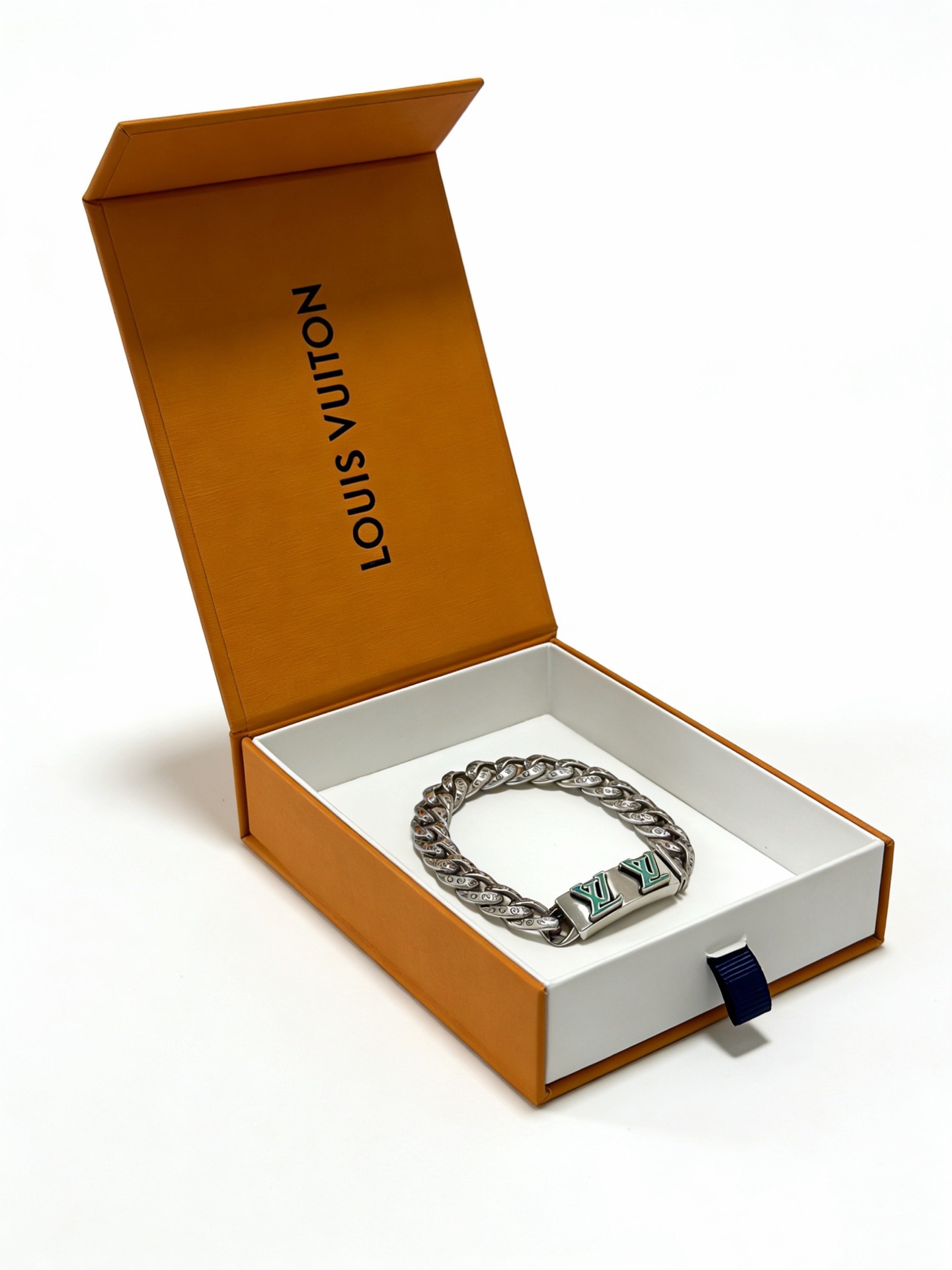 NO:763187,High-quality Louis Vuitton LV bracelet original item counter new open mold retro trendy fashion must-have. Can be worn by both men and women. The same style for couples. Rock punk Thai silver style. Retro elements. Trendy and versatile. The same necklace on the official website. The latest chain has a higher grade. Celebrity classic bracelet. Cuban chain series. Retro silver bracelet. The length of the chain is 22cm.  Very easy to match with trendy clothes, fine jewelry, louis vuitton, louis vuitton, necklace, bracelet19860909高品质路易威登LV手链原单货专柜新款开模复古潮流时尚必备 男女均可佩戴 情侣款同款 摇滚朋克泰银风格 复古元素 潮流百搭 官网同款项链最新款链条档次更高明星经典款手链古巴链系列复古银手链 链长码数22cm20cm18cm可改长度 细节对版做旧处理 非市面亮面版型 这款一直在出 LV里面热卖款 非常好搭配潮流衣服,饰品精品,louis vuitton,louis vuitton,necklace,bracelet,Jewelry