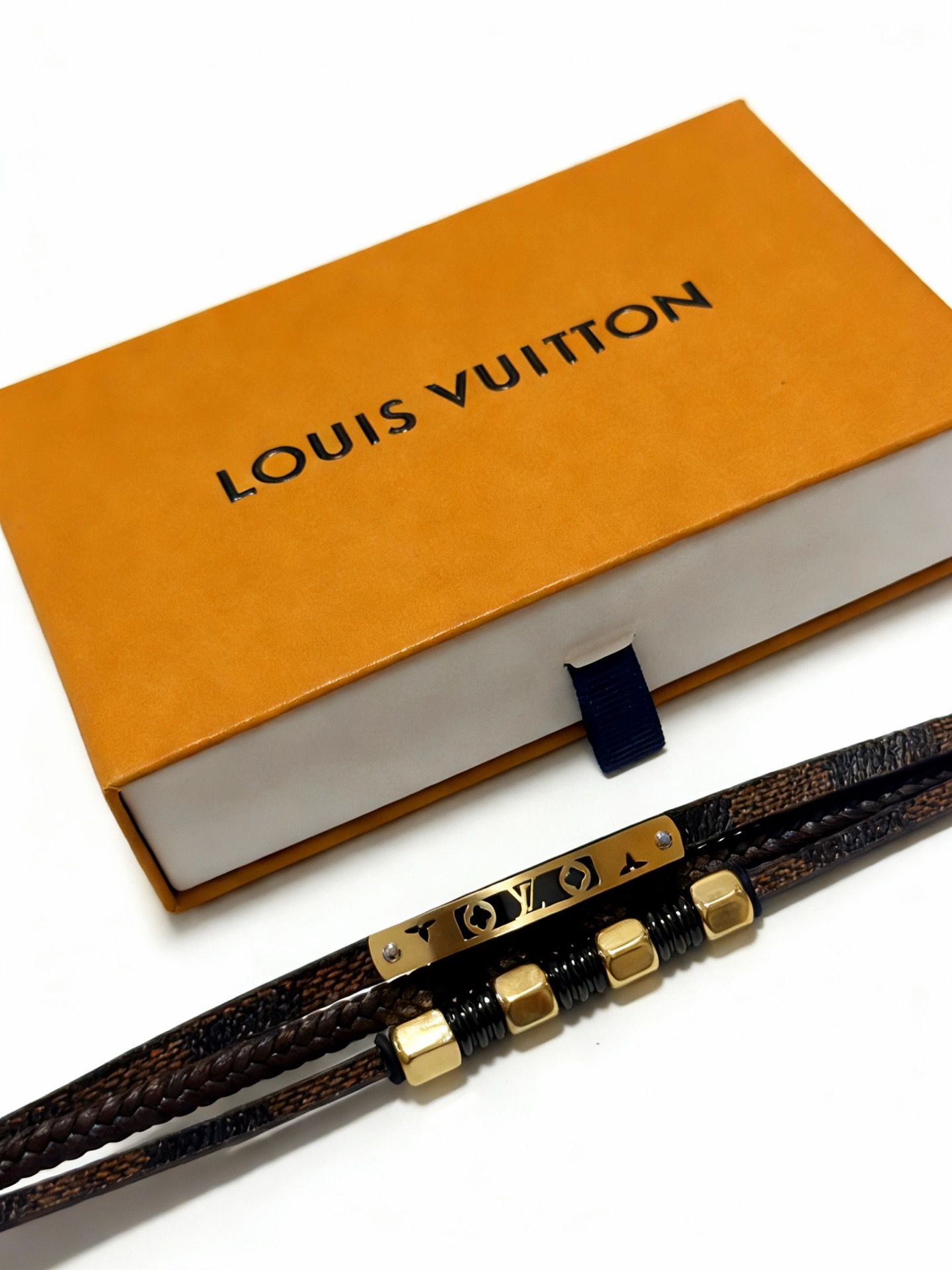 Louis Vuitton 高品质LV路易威登牛皮手绳手链 潮流 男女均可佩戴 同款 摇滚朋克泰银风格 元素蓝色低调奢华 潮流百搭 手镯最新款链条档次更高明星 款手绳系列