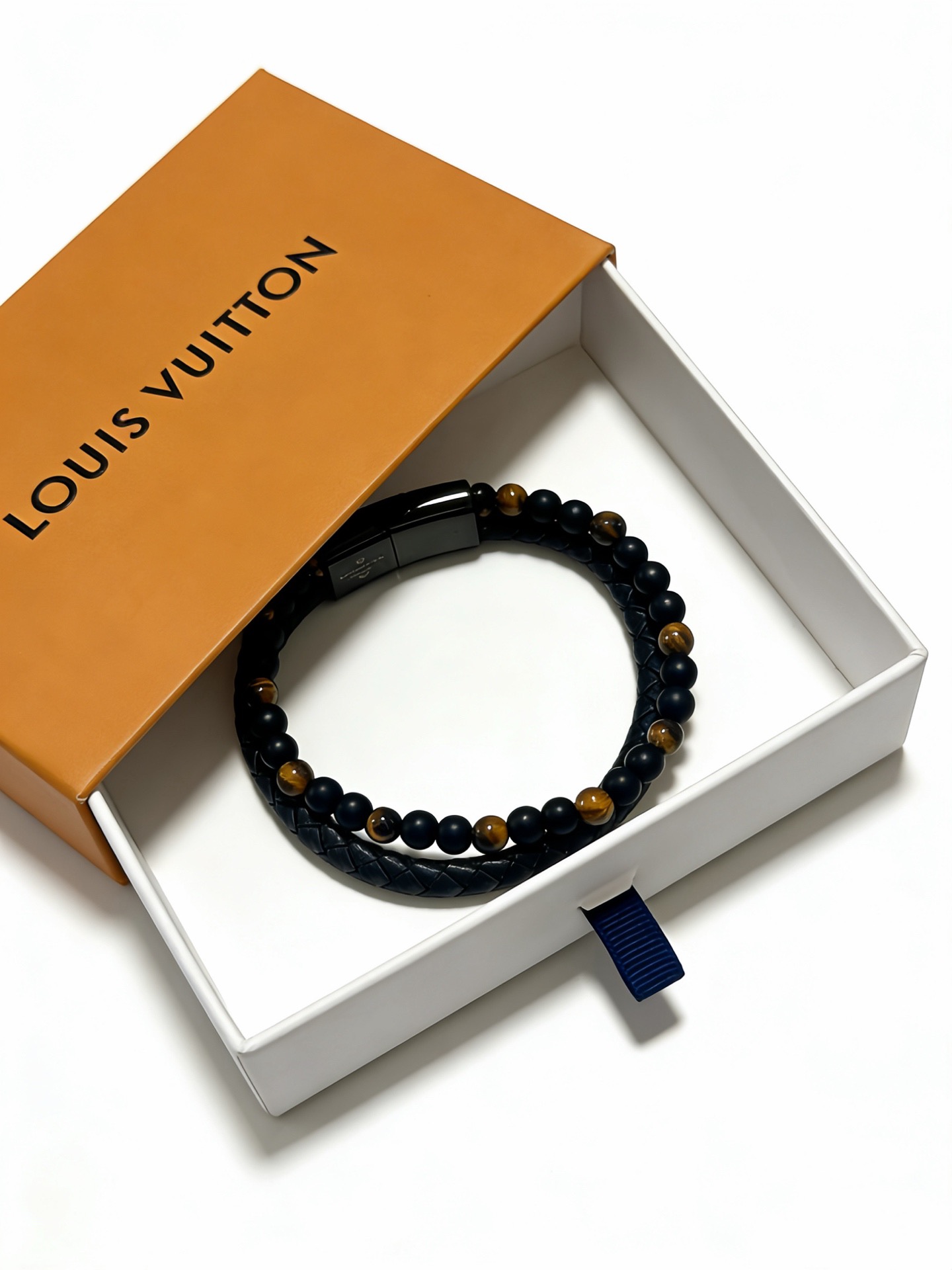 NO:763189,High-quality LV Louis Vuitton cowhide bracelet original single goods counter new open mold retro trendy fashion must-have. Can be worn by both men and women. The same style for couples. Rock punk Thai silver style. Retro elements blue low-key luxury. Trendy and versatile. The same bracelet on the official website. The latest chain has a higher grade. The star classic bracelet series is retro. The details are distressed. Not available in the market. Glossy version. This has been out. The best-selling model in LV. Very good match with trendy clothes, jewelry boutique, louis vuitton, louis  vuitton,bracelet,bracelet,cowhide19860909高品质LV路易威登牛皮手绳手链原单货专柜新款开模复古潮流时尚必备 男女均可佩戴 情侣款同款 摇滚朋克泰银风格 复古元素蓝色低调奢华 潮流百搭 官网同款手镯最新款链条档次更高明星经典款手绳系列复古 细节对版做旧处理 非市面亮面版型  这款一直在出 LV里面热卖款 非常好搭配潮流衣服,饰品精品,louis vuitton,louis vuitton,bracelet,bracelet,cowhide,Jewelry
