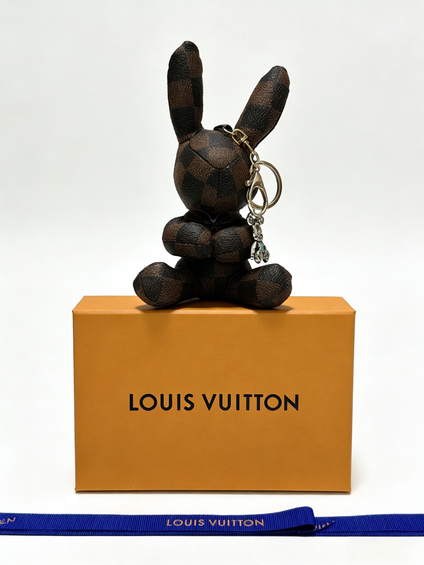 NO:763191,New product release LV keychain LV bag buckle The latest bag charms are of higher quality Stars have the same style Anger Forest series classic models co-branded design concept keychain series The details are distressed The version is not available in the market glossy version This has been coming out. The best-selling model in LV Very easy to match Trendy backpacks, jewelry boutiques, louis vuitton, backpacks, keychain19860909新品发布LV钥匙扣 lv包包扣 最新款包包挂饰档次更高明星同款Anger Forest系列经典款联名设计理念钥匙扣系列 细节对版做旧处理 非市面亮面版型 这款一直在出 lv里面热卖款 非常好搭配 潮流背包,饰品精品,louis vuitton,backpacks,keychain,Jewelry