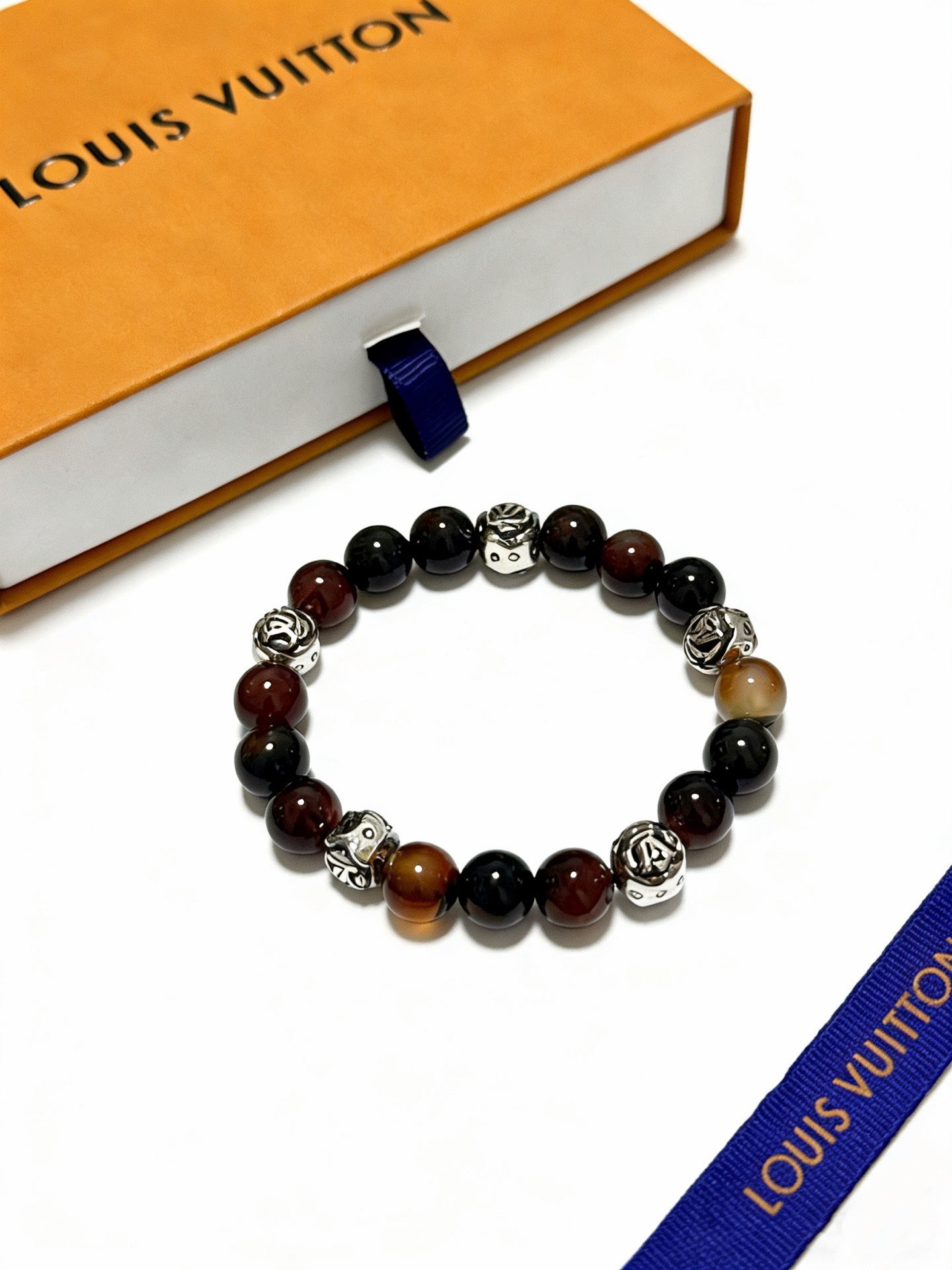 NO:763173,Counter precision version LV Louis Vuitton multi-element agate Thai silver style bracelet. Same style as the star. Retro style. Original replica. Purely handmade. Authentic mold opening. Trendy and fashionable must-have. Can be worn by both men and women. Same style for couples. Rock punk Thai silver style. Retro elements. Trendy and versatile. Same style as the official website, boutique jewelry, louis vuitton, louis vuitton, bracelet.19860909专柜精工版本 LV路易威登多元素玛瑙泰银风格手链 明星同款 复古做旧风 原版复刻 纯手工打造 正品开模潮流时尚必备 男女均可佩戴 情侣款同款 摇滚朋克泰银风格 复古元素 潮流百搭 官网同款,饰品精品,louis vuitton,louis vuitton,bracelet,Jewelry