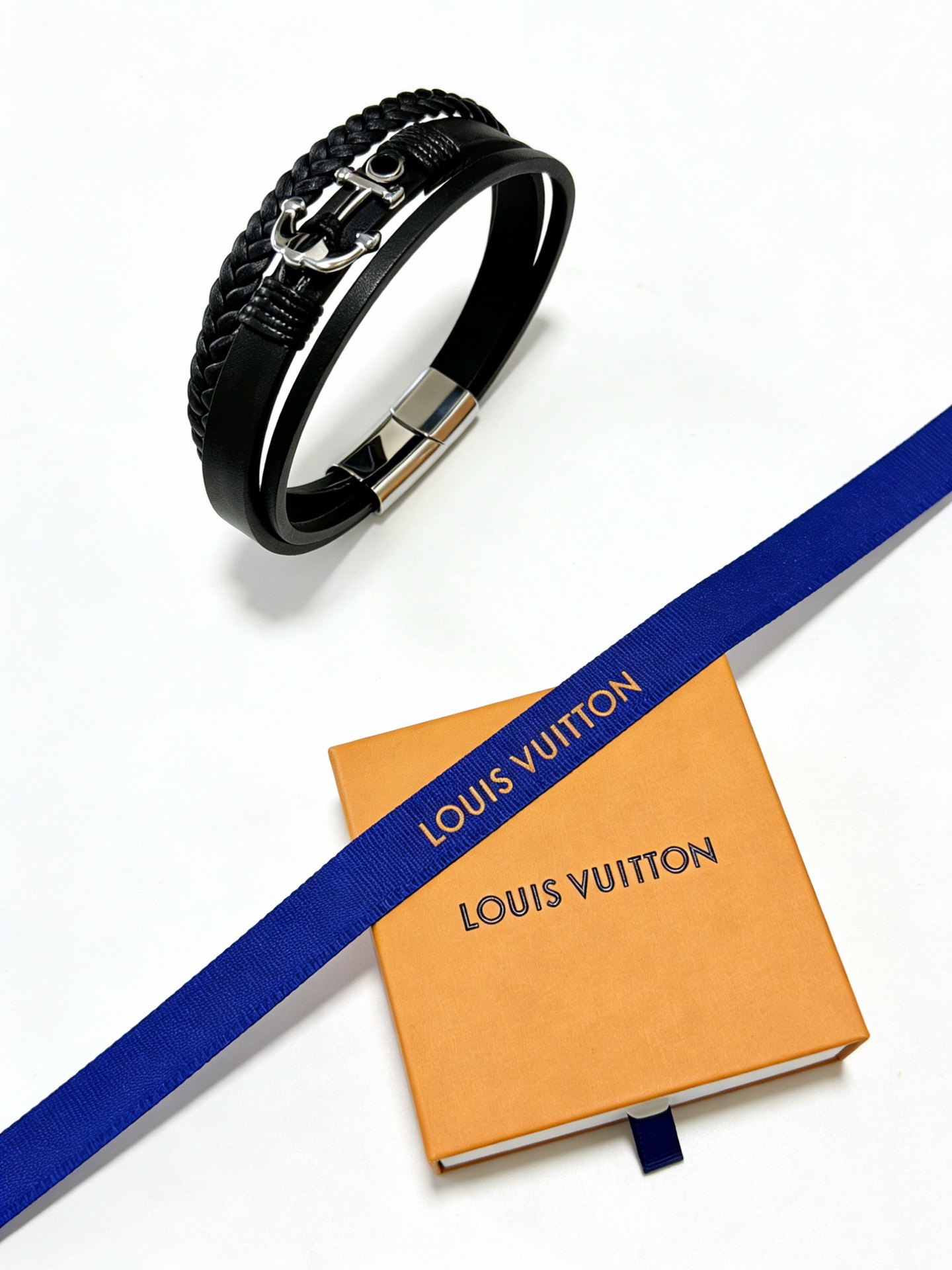 Louis Vuitton 高品质LV路易威登牛皮手绳手链 潮流 男女均可佩戴 同款 摇滚朋克泰银风格 元素蓝色低调奢华 潮流百搭 手镯最新款链条档次更高明星 款手绳系列
