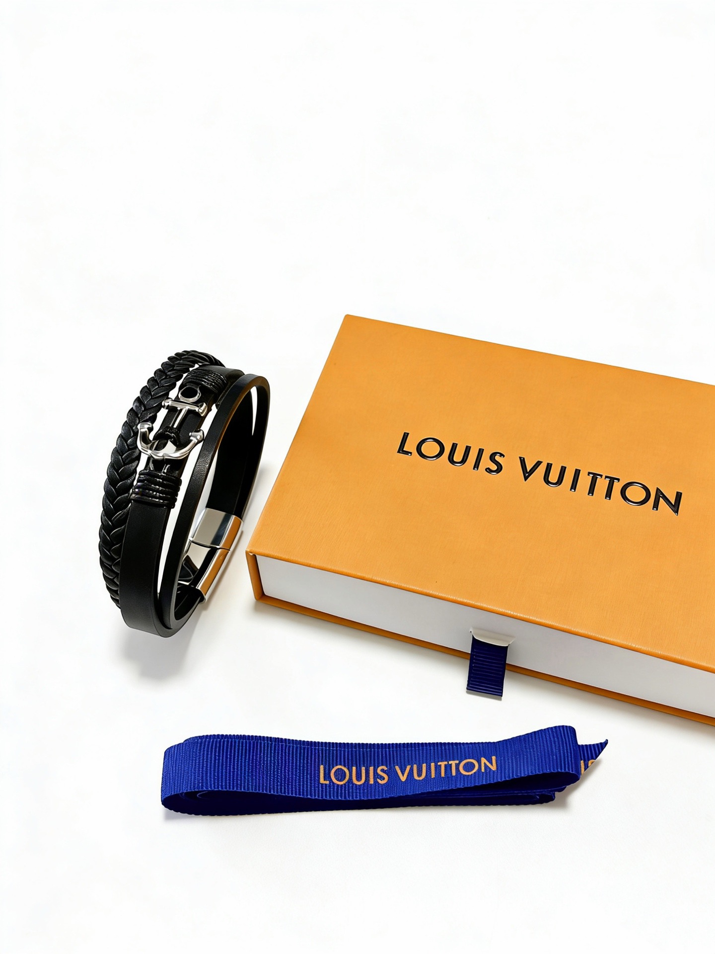 Louis Vuitton 高品质LV路易威登牛皮手绳手链 潮流 男女均可佩戴 同款 摇滚朋克泰银风格 元素蓝色低调奢华 潮流百搭 手镯最新款链条档次更高明星 款手绳系列
