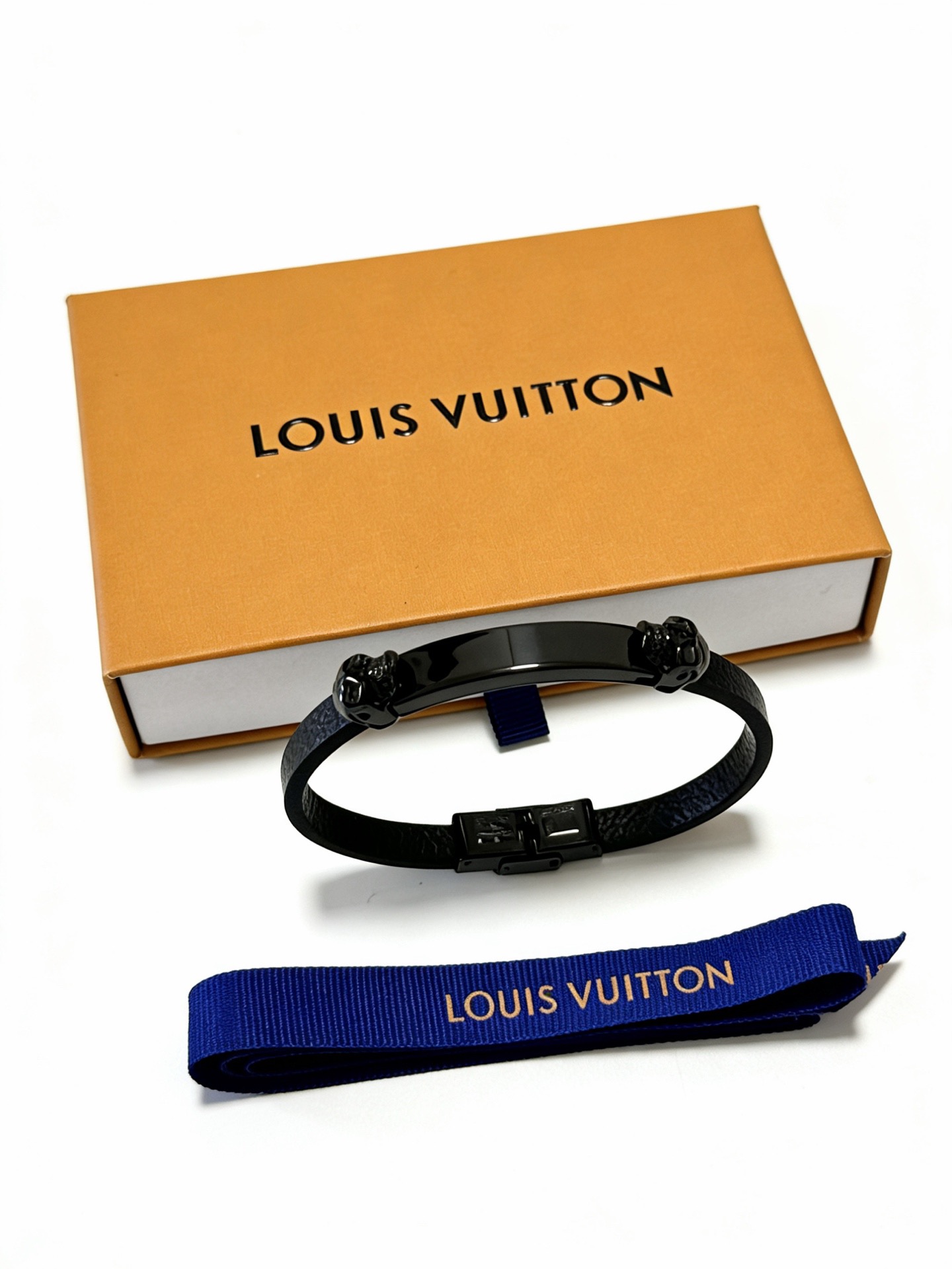 Louis Vuitton 高品质LV路易威登牛皮手绳手链 潮流 男女均可佩戴 同款 摇滚朋克泰银风格 元素蓝色低调奢华 潮流百搭 手镯最新款链条档次更高明星 款手绳系列