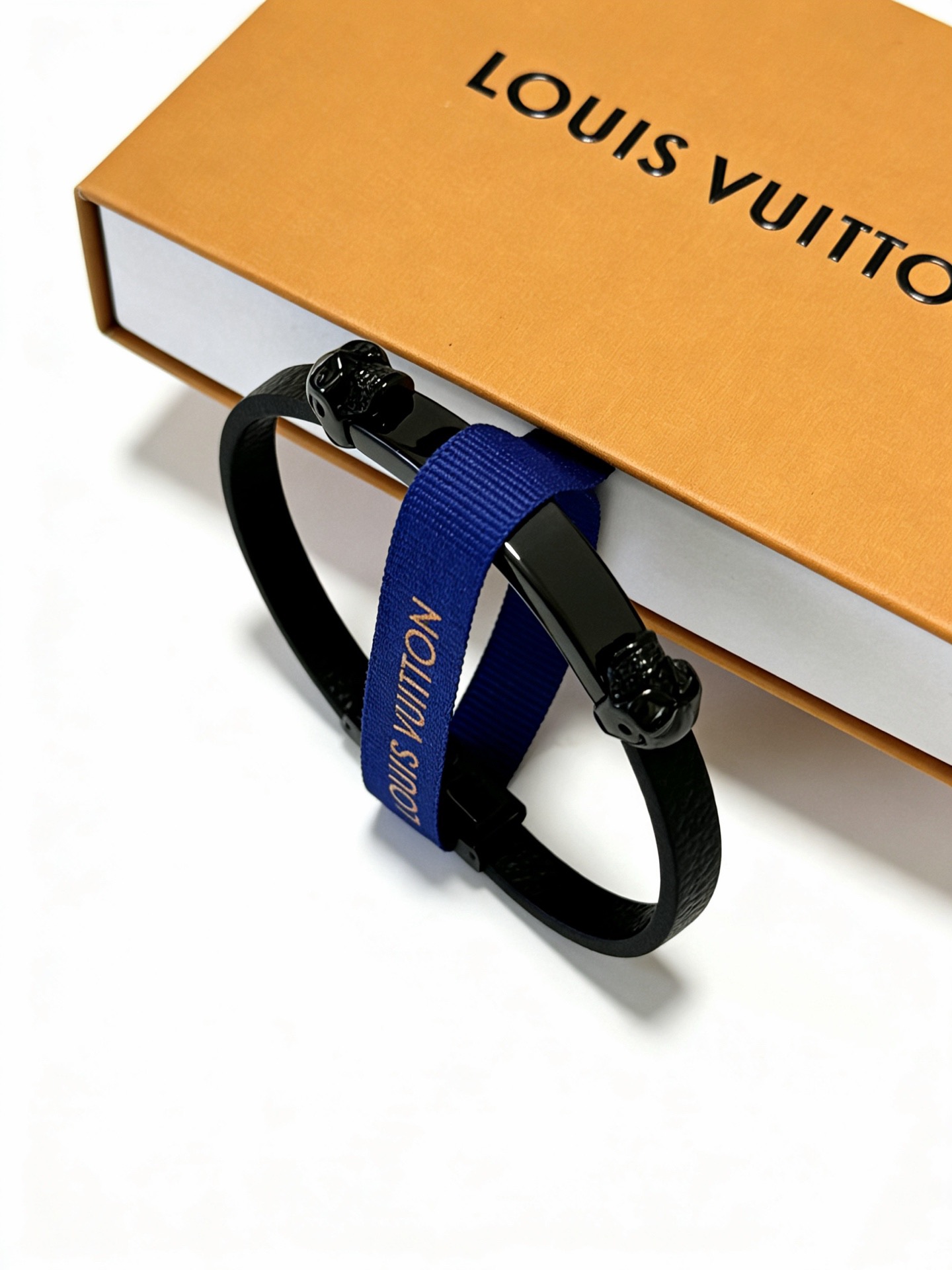 Louis Vuitton 高品质LV路易威登牛皮手绳手链 潮流 男女均可佩戴 同款 摇滚朋克泰银风格 元素蓝色低调奢华 潮流百搭 手镯最新款链条档次更高明星 款手绳系列